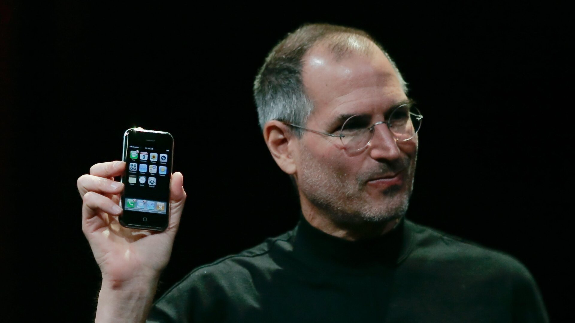 Apple-Mitbegründer und CEO Steve Jobs hält 2007 ein iPhone in der Erstausgabe.
