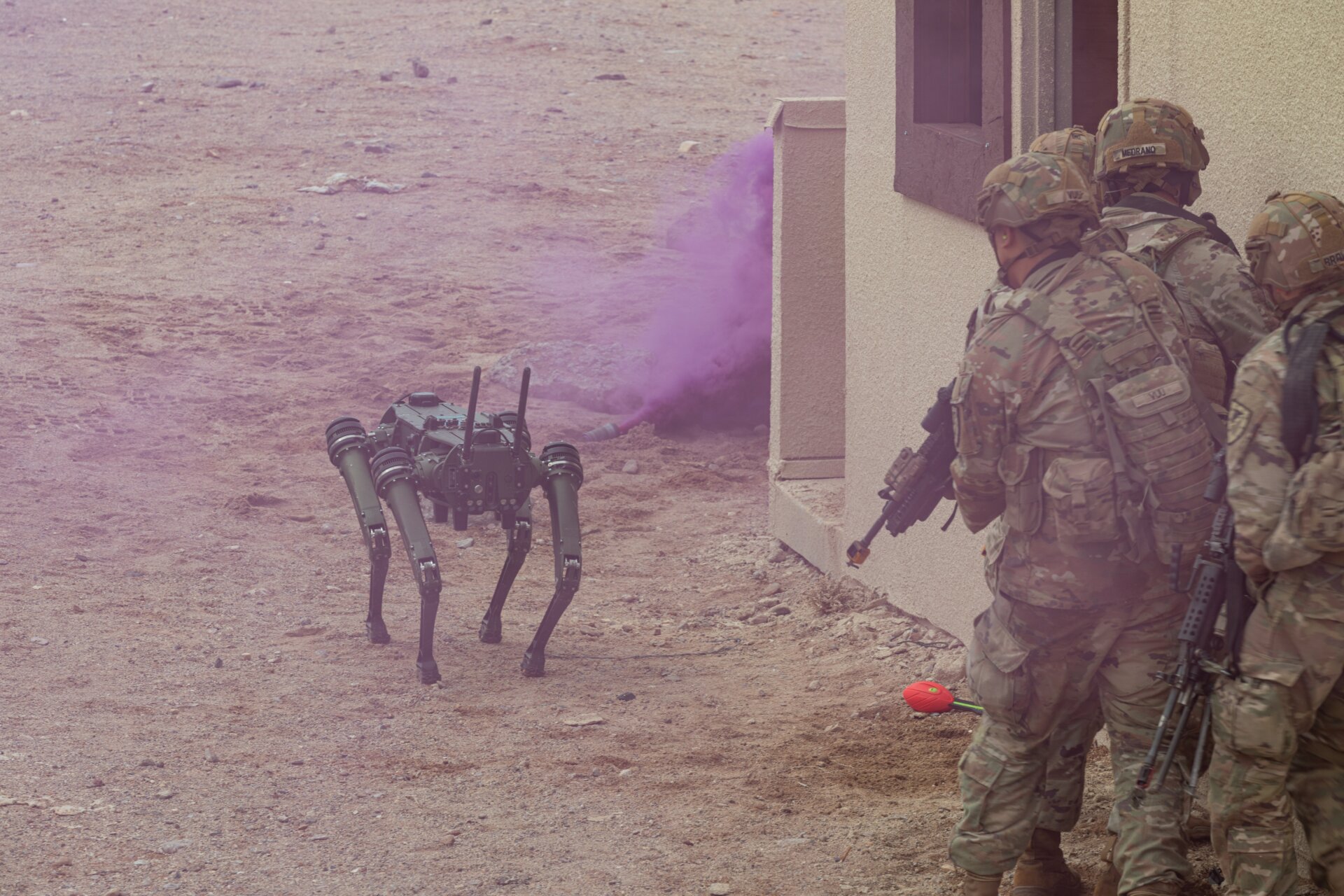 US-Soldaten, die dem 1. Bataillon des 29. Infanterieregiments mit Sitz in Fort Moore, Georgia, zugeteilt sind, nehmen an einer menschlichen Maschine teil Integrationsexperiment mit dem Ghost Robotic Dog während einer Demonstration neuer Fähigkeiten der US-Armee beim Project Convergence-Capstone 4 in Fort Irwin , Kalifornien, 17.März 2024.