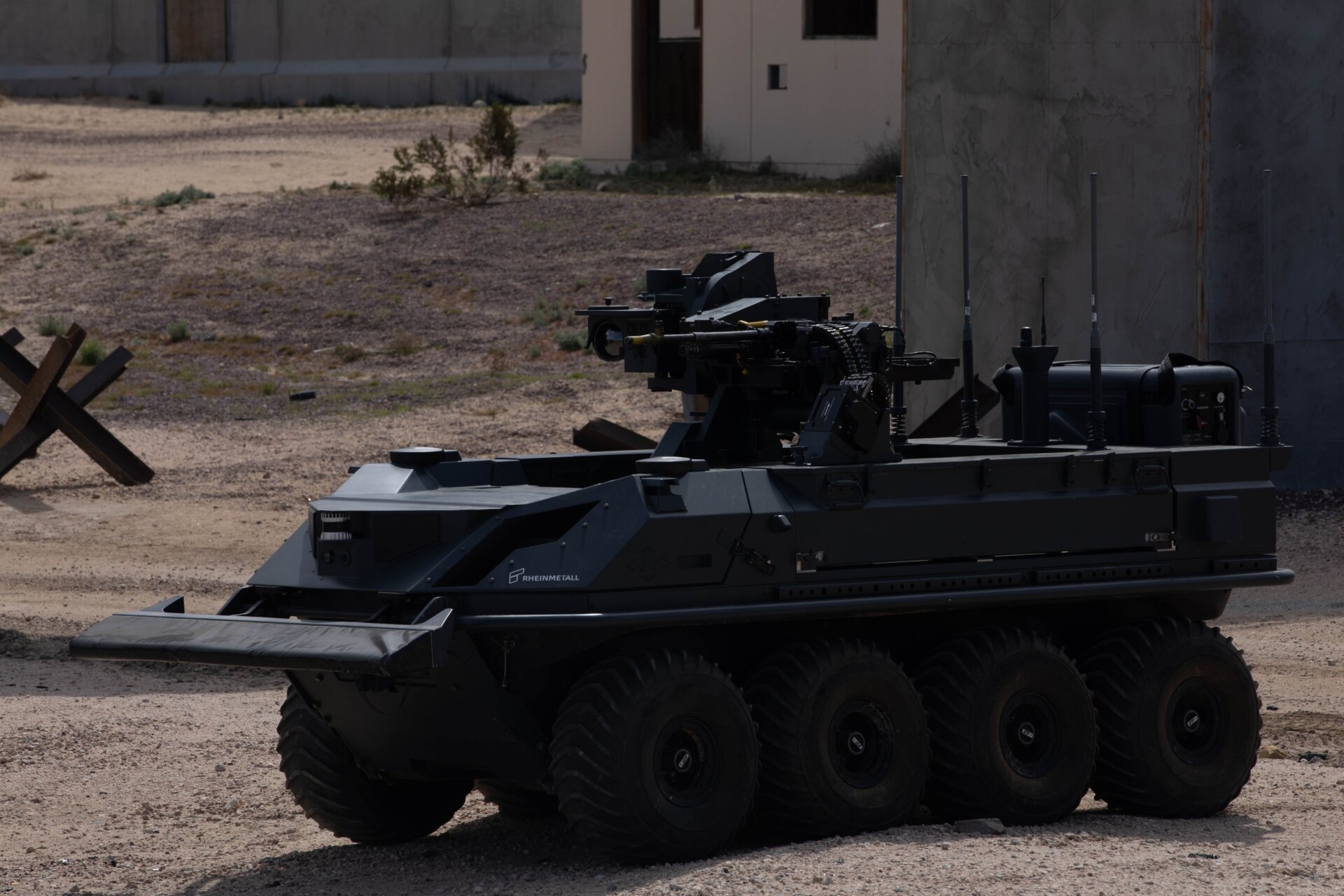 Ein britisches unbemanntes, achträdriges, geländegängiges Transportfahrzeug, das von der UK Experimentation and Trails Group mit einem autonomen Waffensystem ausgestattet ist Unterstützung abgestiegener Soldaten in einer städtischen Umgebung als  Teil eines Menschenintegrationsexperiments in Fort Irwin, Kalifornien, 11.März  2024.