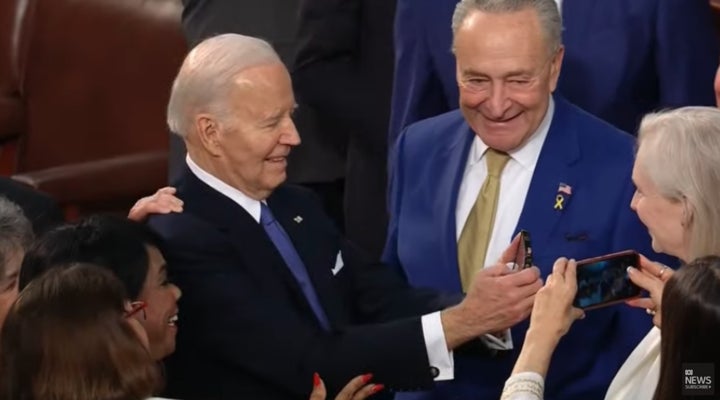 Biden nimmt jemandem das Telefon, dreht die Kamera herum und macht ein Selfie vor der Nation.