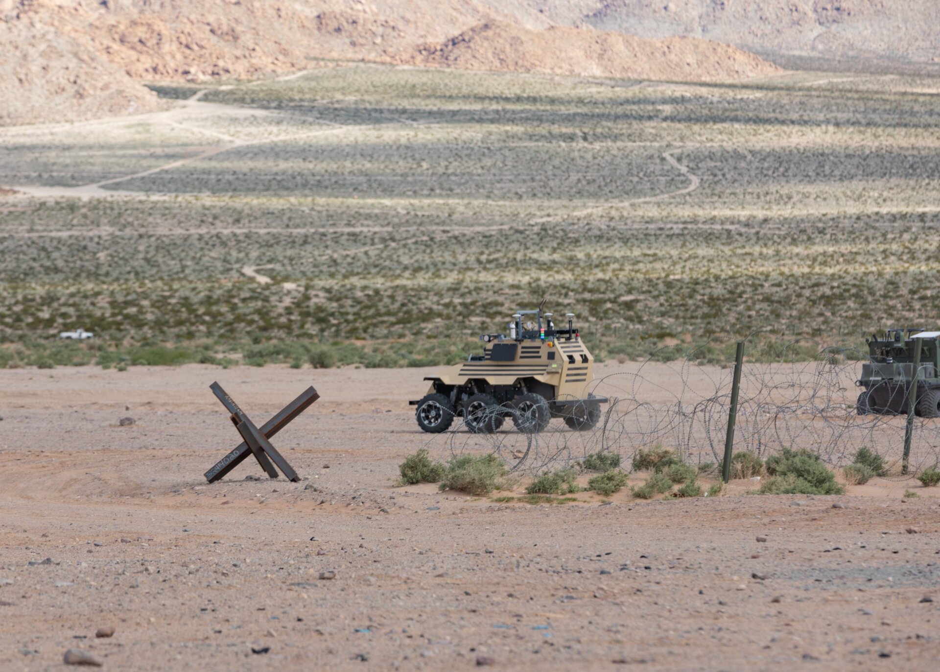 Robotermaschine, die von der Armee nur als „unbemanntes Fahrzeug der künstlichen Intelligenz“ identifiziert wurde, ohne weitere Einzelheiten zu nennen, fotografiert in Fort Irwin, Kalifornien,  18. März 2024. 