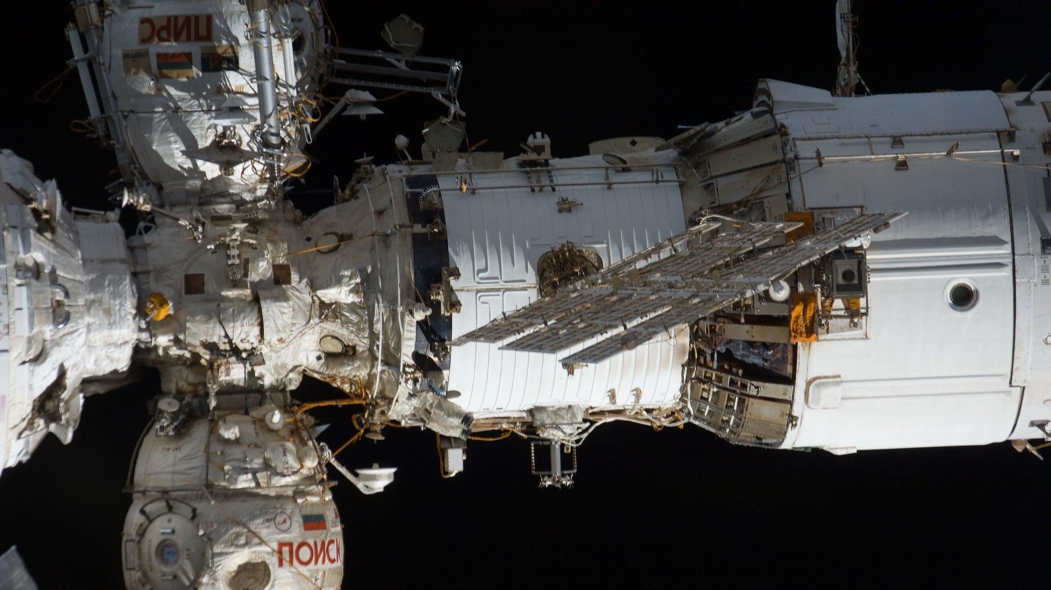 Das Swesda-Dienstmodul der ISS zusammen mit zwei russischen Modulen, die an dessen vorderen Teil angebracht sind.