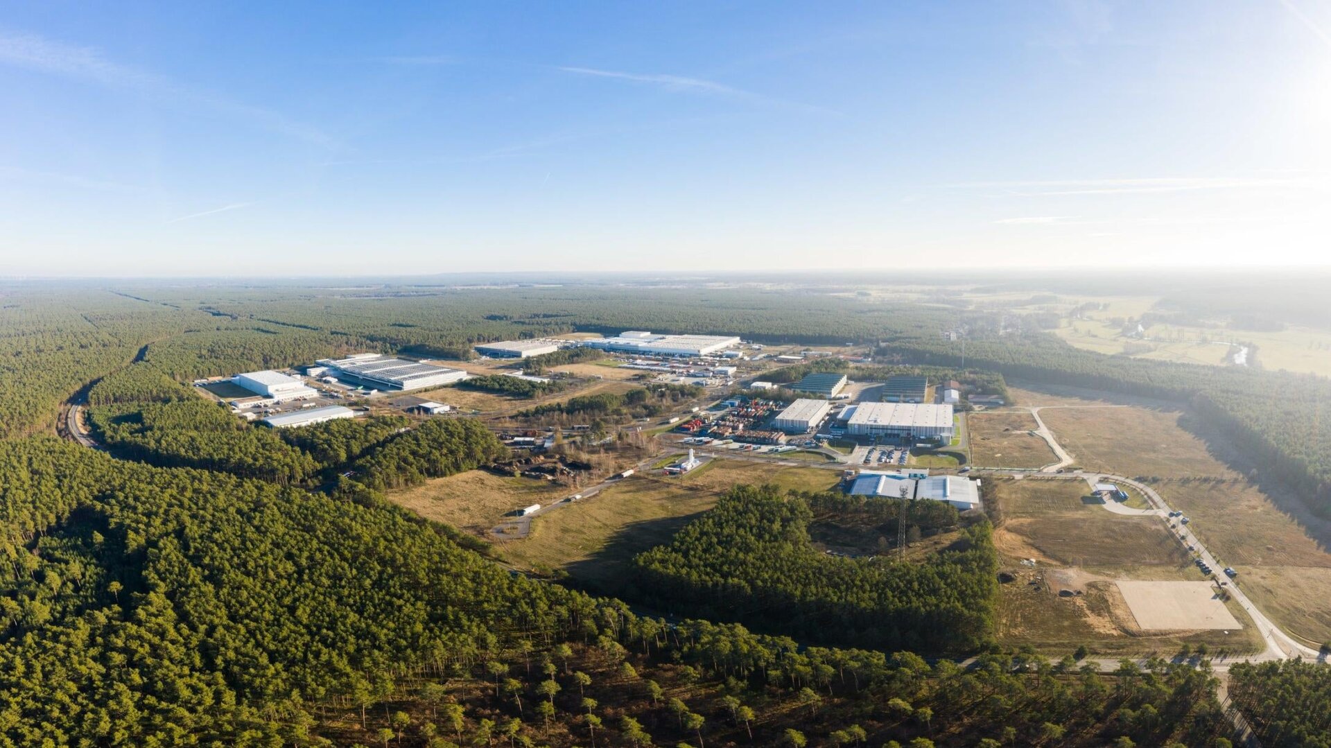 Teslas europäische Gigafabrik in den Wäldern von Grünheide, Berlin-Brandenburg.