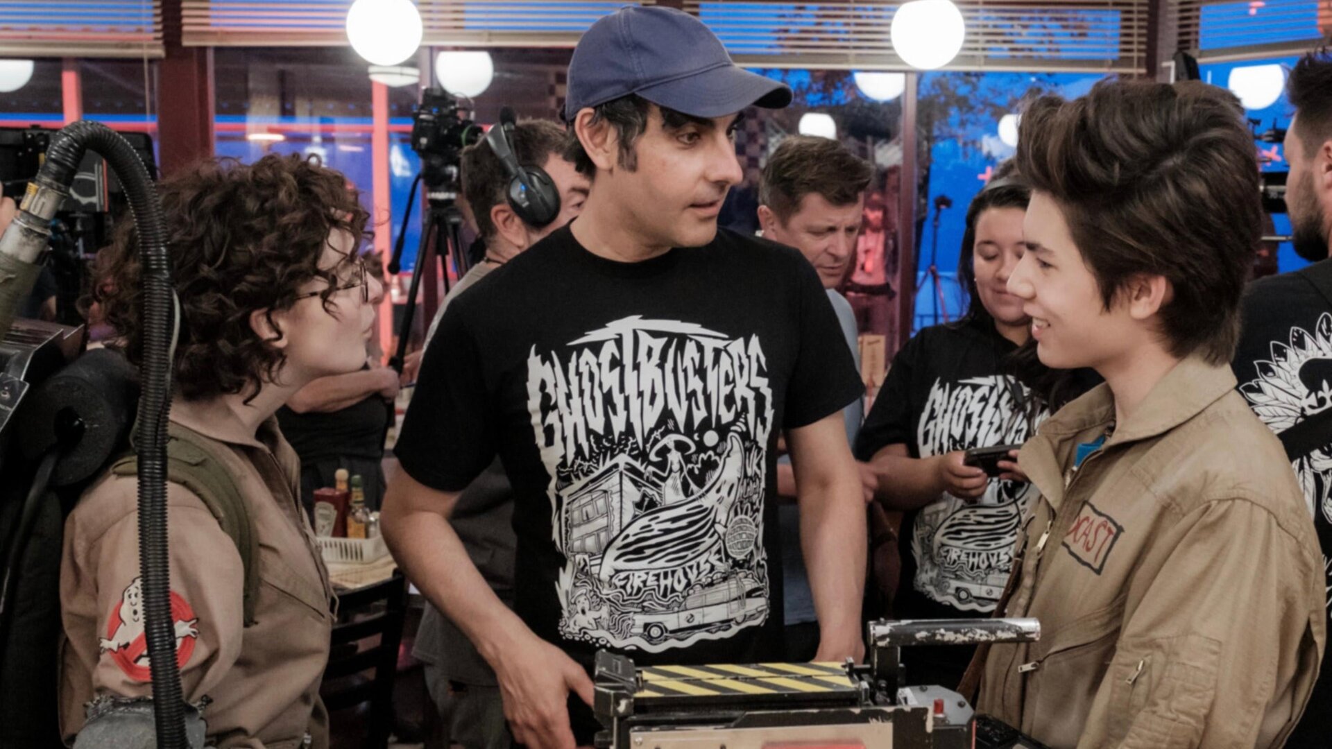 Regisseur Gil Kenan mit Mckenna Grace und Logan Kim.