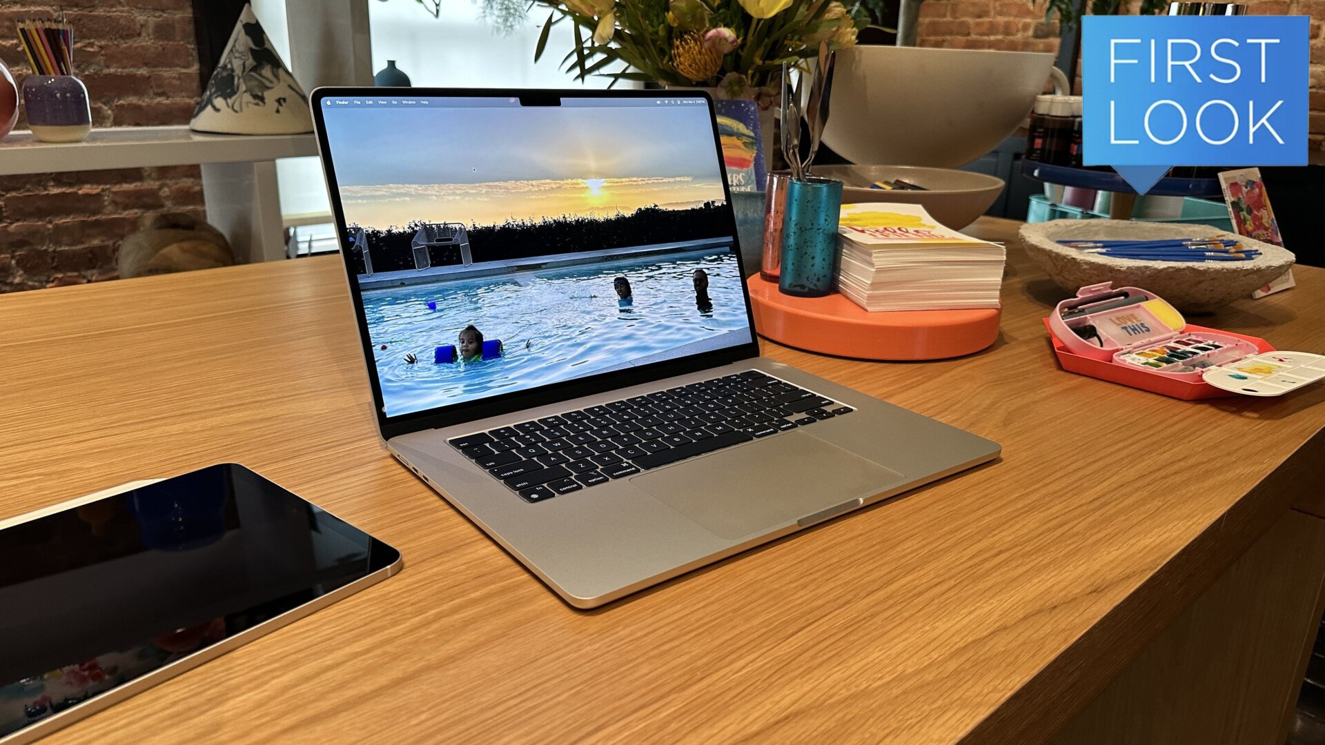 Apple bietet mit diesem neuesten MacBook Air mit M3 die bislang leistungsstärkste Version seines mobilen Laptops an; außerdem kann es jetzt zwei externe Monitore gleichzeitig unterstützen.