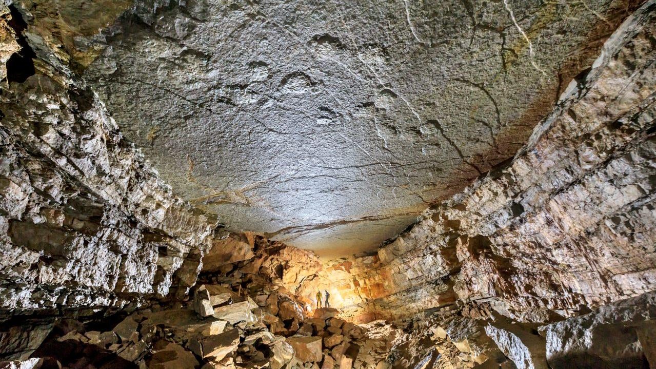 Dinosaurierspuren an der Decke der französischen Castelbouc-Höhle, etwa 1.600 Fuß unter der Erde.