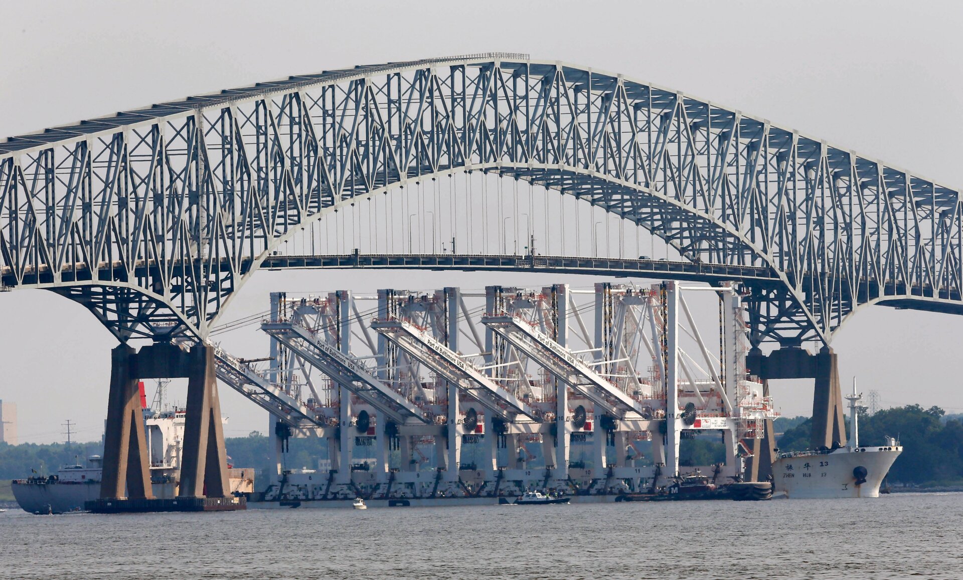 Ein Schiff mit vier riesigen Schiffskränen zur Lieferung und Installation im Hafen von Baltimore fährt unter der Francis Scott Key Bridge hindurch  Baltimore in dieser Akte Foto vom 20. Juni 2012.