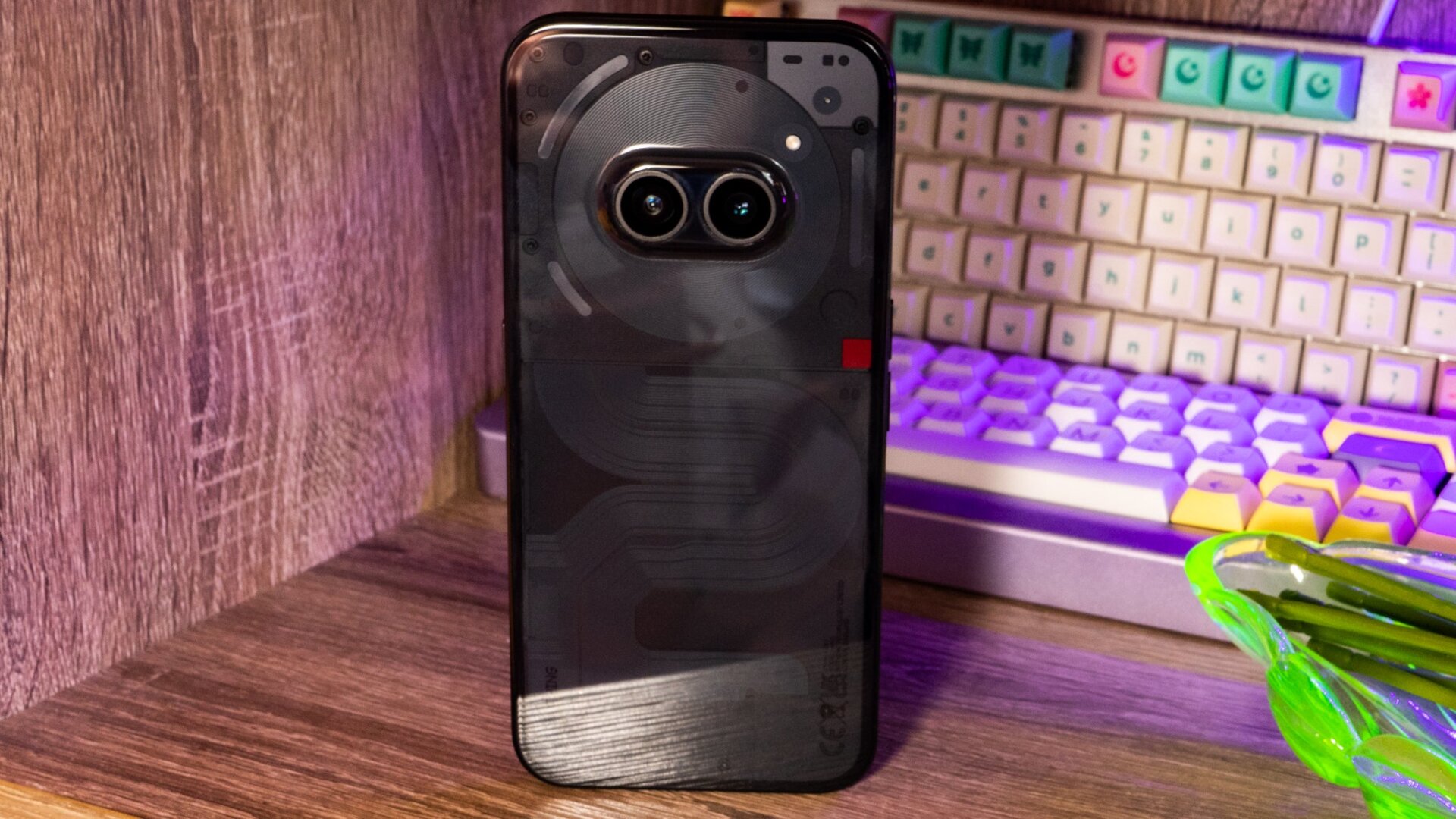 Die Rückseite des Nothing Phone (2a) wurde mit der Schnauze eines Schweins verglichen.