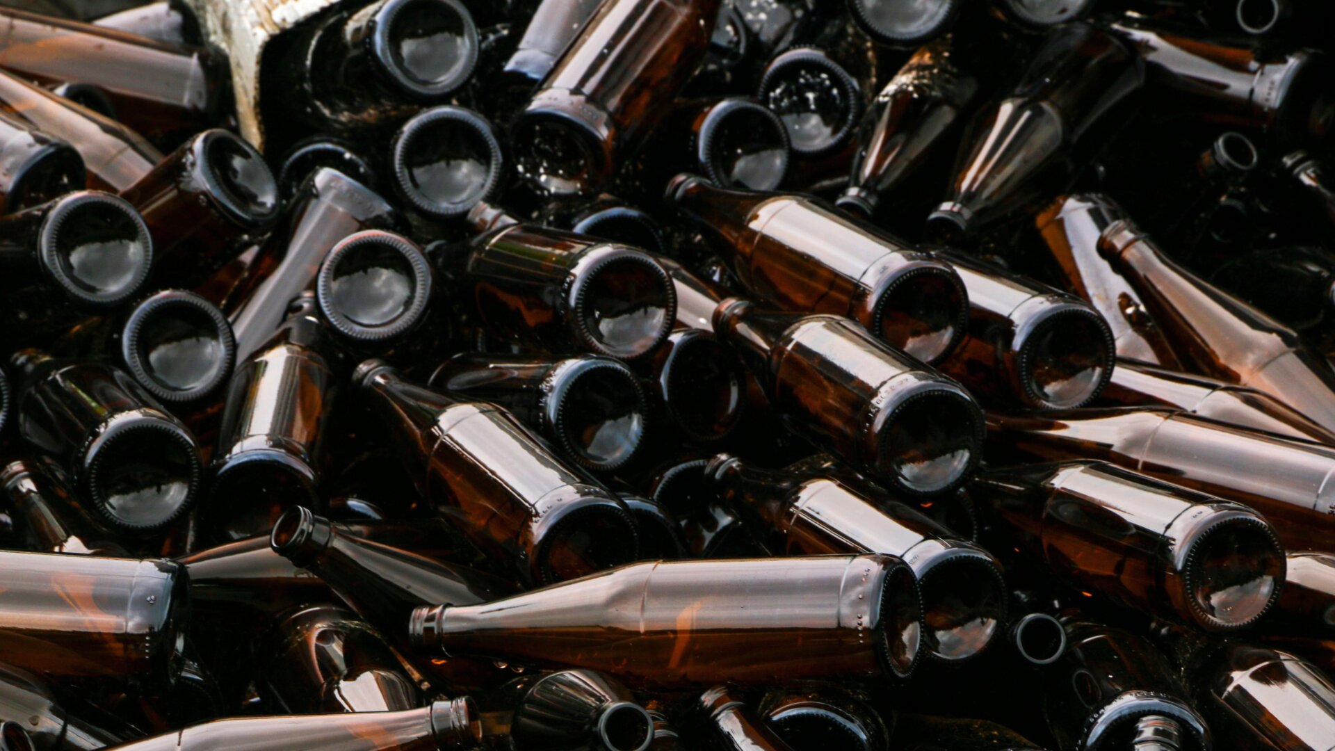 Leere braune Glasflaschen.
