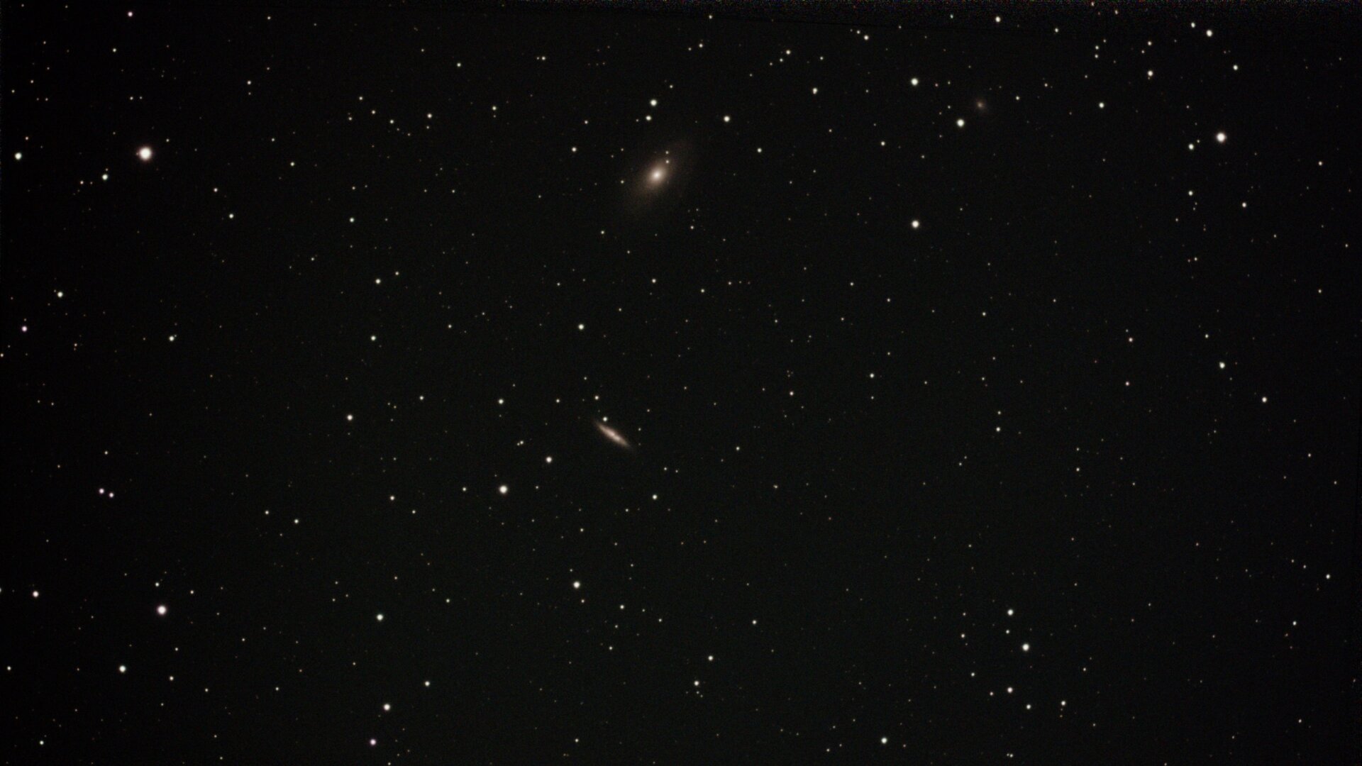 Die Zigarrengalaxie mit Bodes Galaxie oben, wie sie von Dwarf 2 ohne externe Bearbeitung abgebildet wurde.