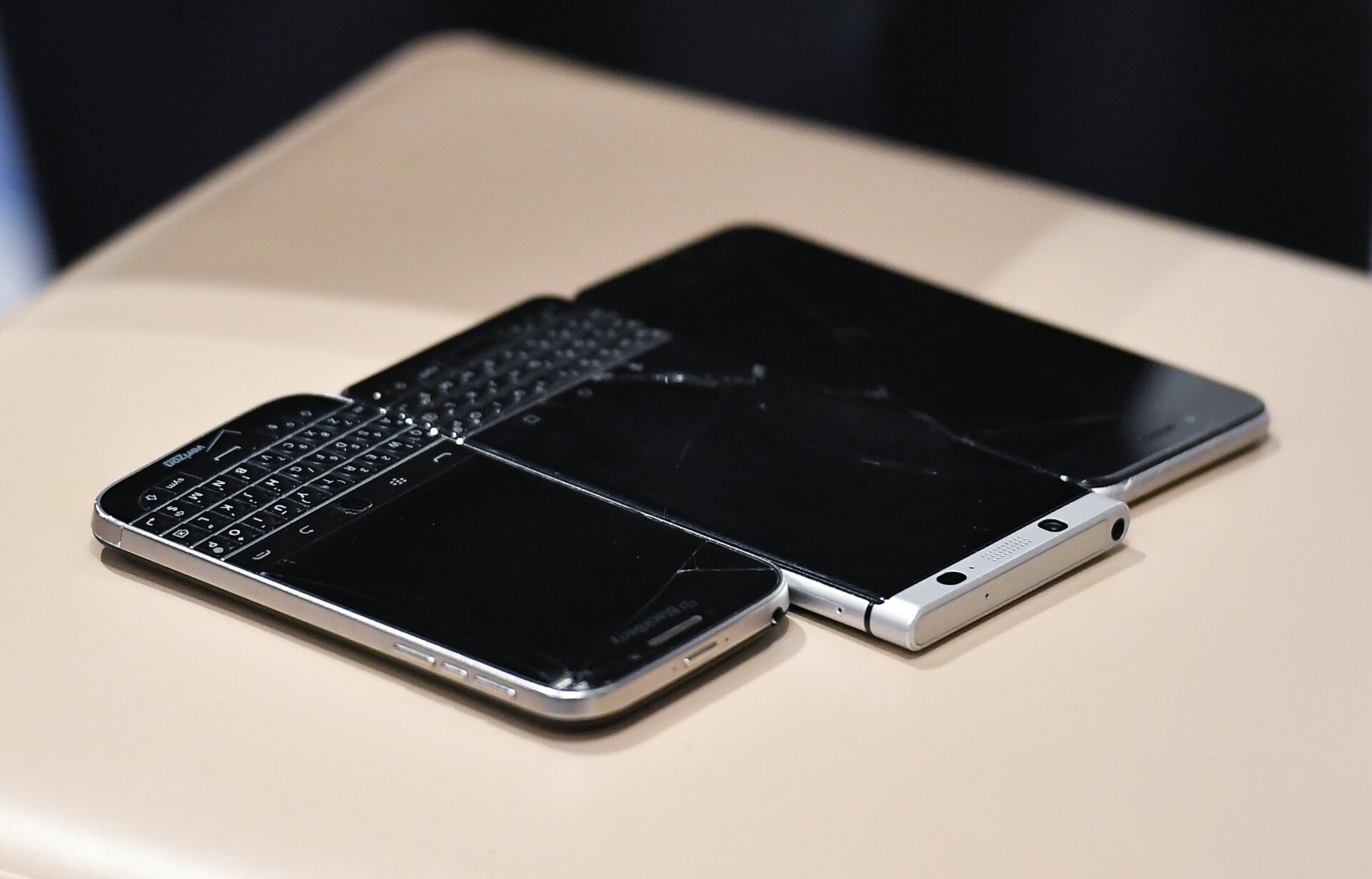Ein Foto von Tony Bobulinskis drei Telefonen, abgebildet am 20. Oktober 2020. Im Lieferumfang enthalten ist das Blackberry mit den erwähnten Texten an Hunter Biden  die Anhörung. 
