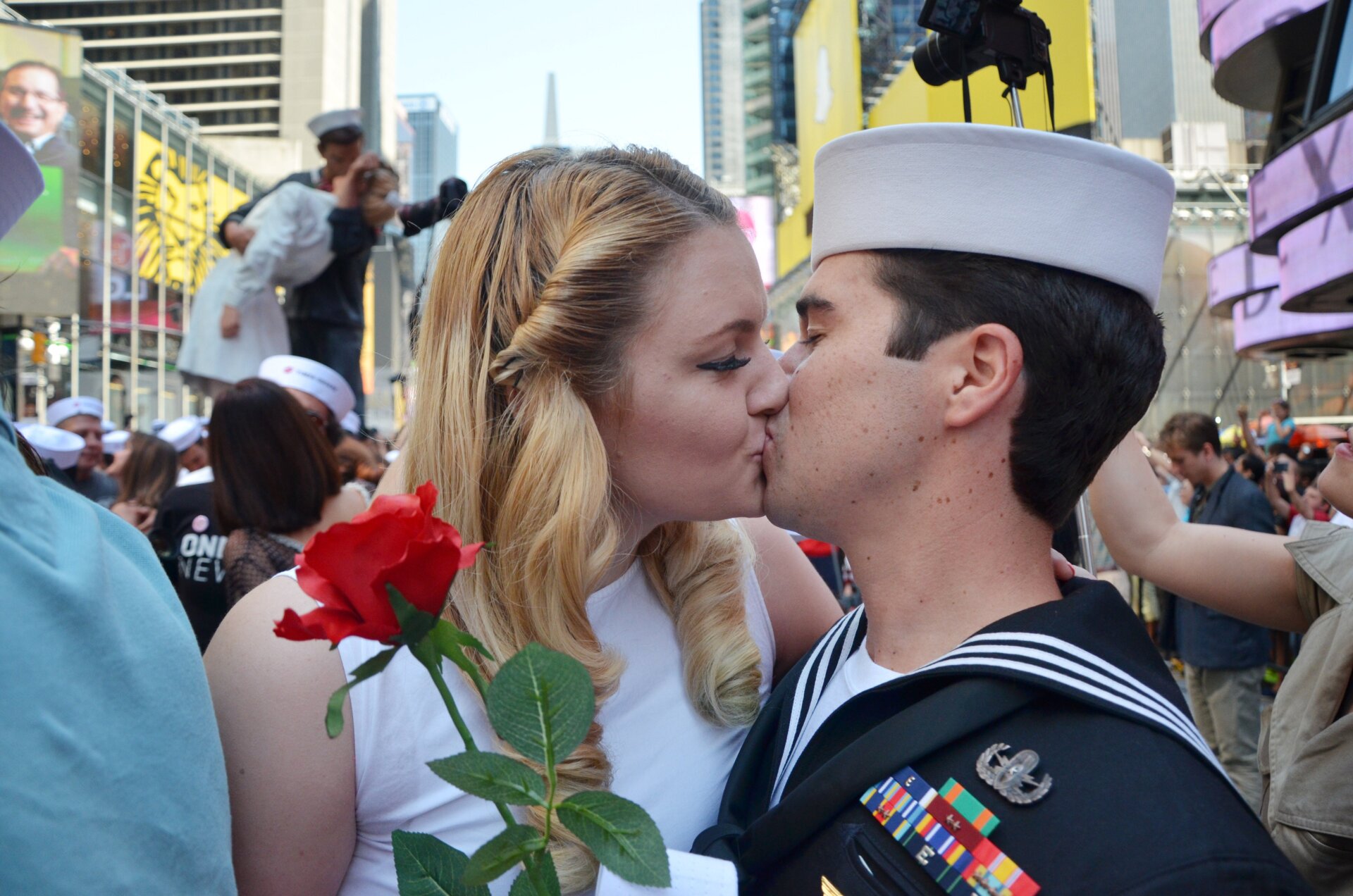 Samantha und Louis Velarde aus Kalifornien küssen sich am Times Square in New York, USA, am 14. August 2015. Zweihundert Paare küssten sich gleichzeitig Times Square, um ein berühmtes Foto nachzustellen, das Alfred Eisenstaedt vor mehr als 70 Jahren aufgenommen hat 