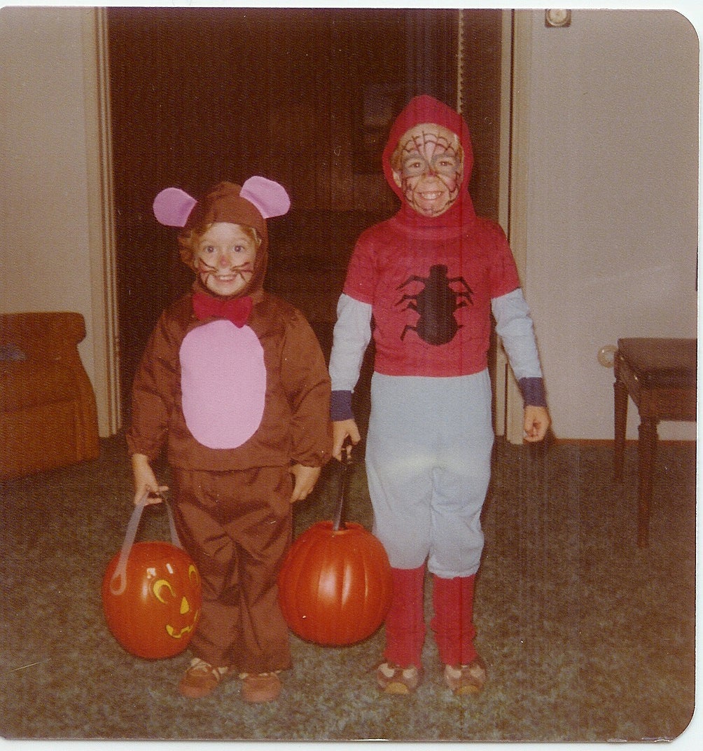 Ein junger Scott, der als Spider-Man verkleidet ist.