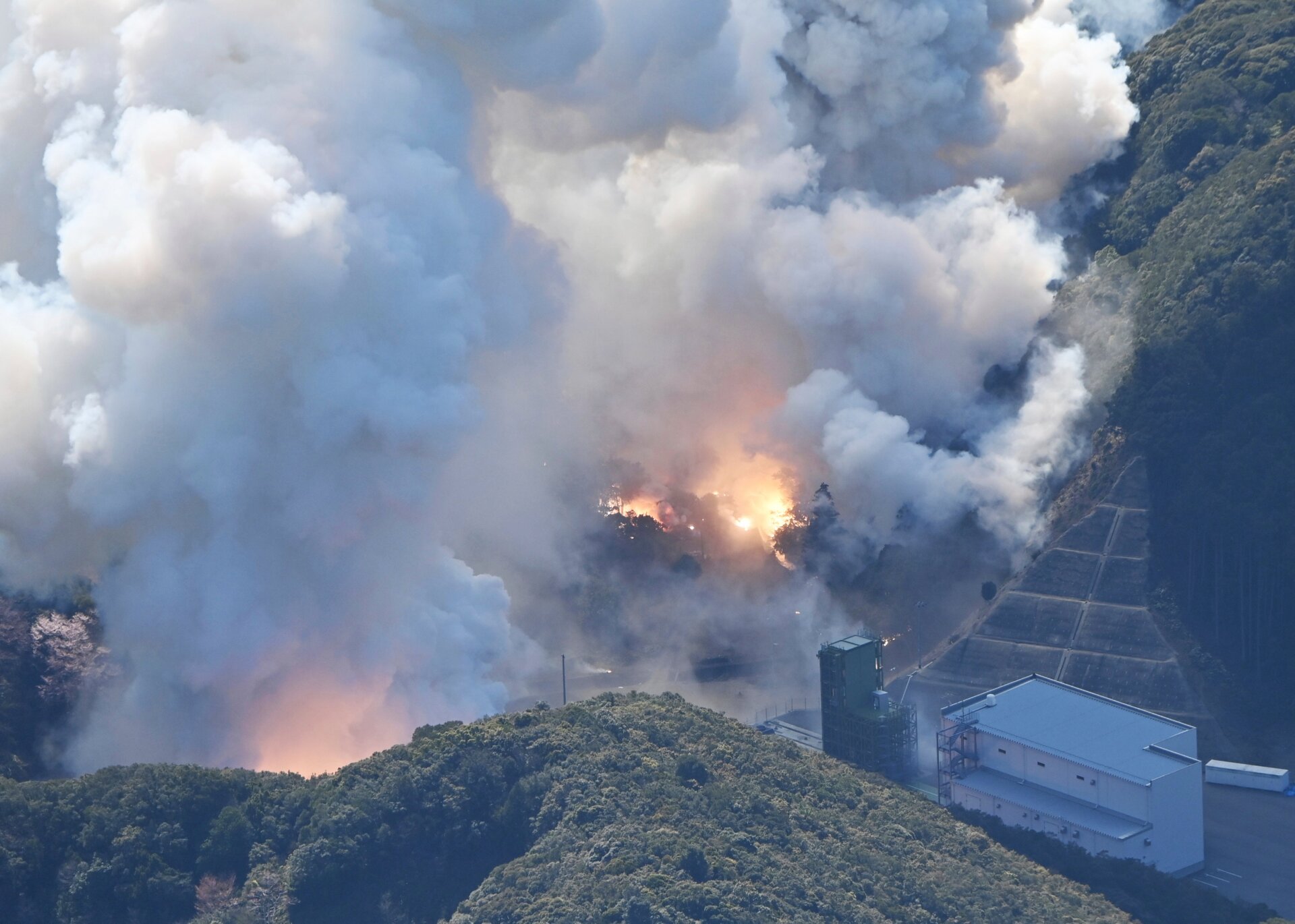 Feuer und Rauch von der abgestürzten Rakete 
