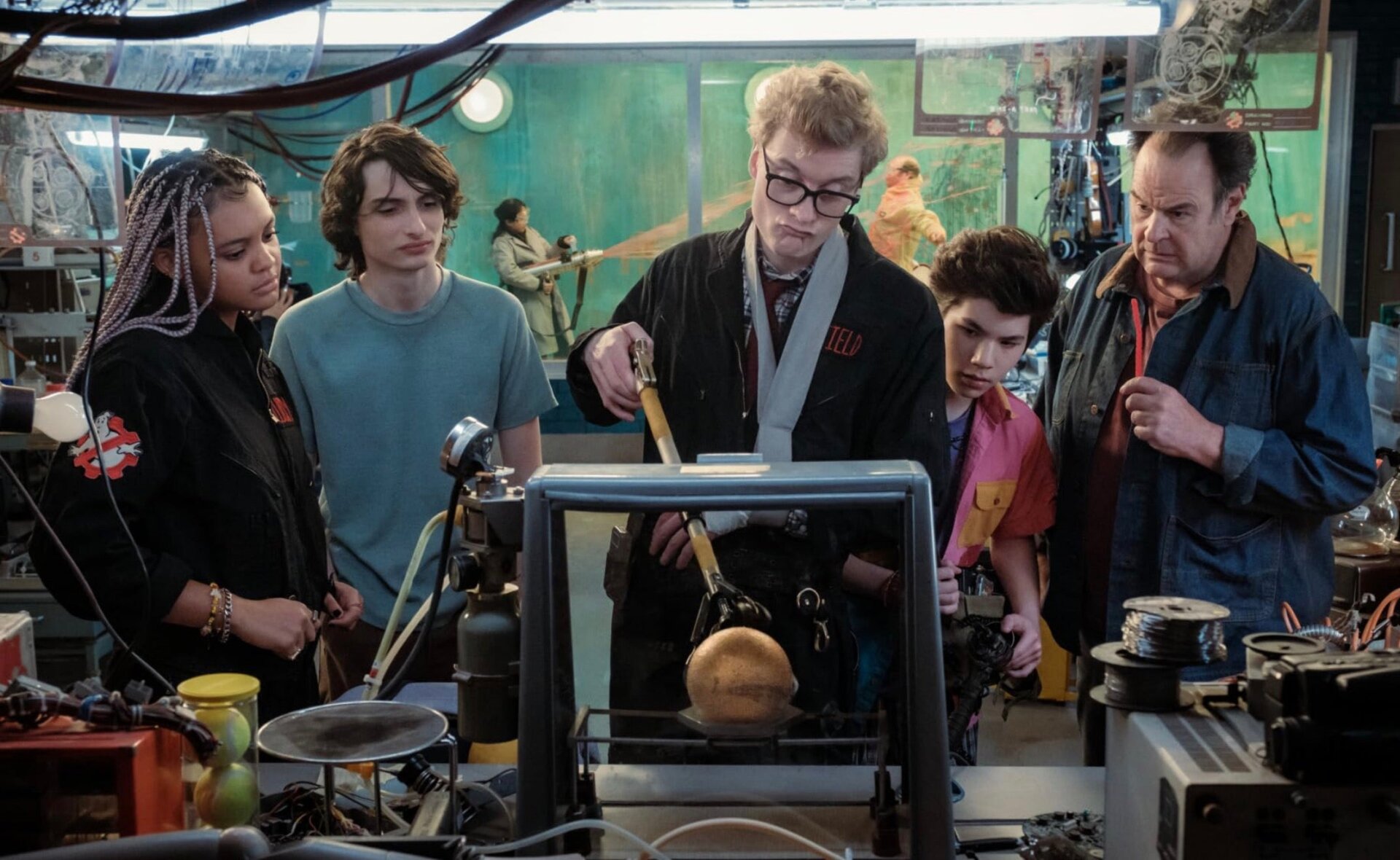 Lucky (ganz links) mit Trevor, einem neuen Charakter, gespielt von James Acaster, Podcast und Ray.