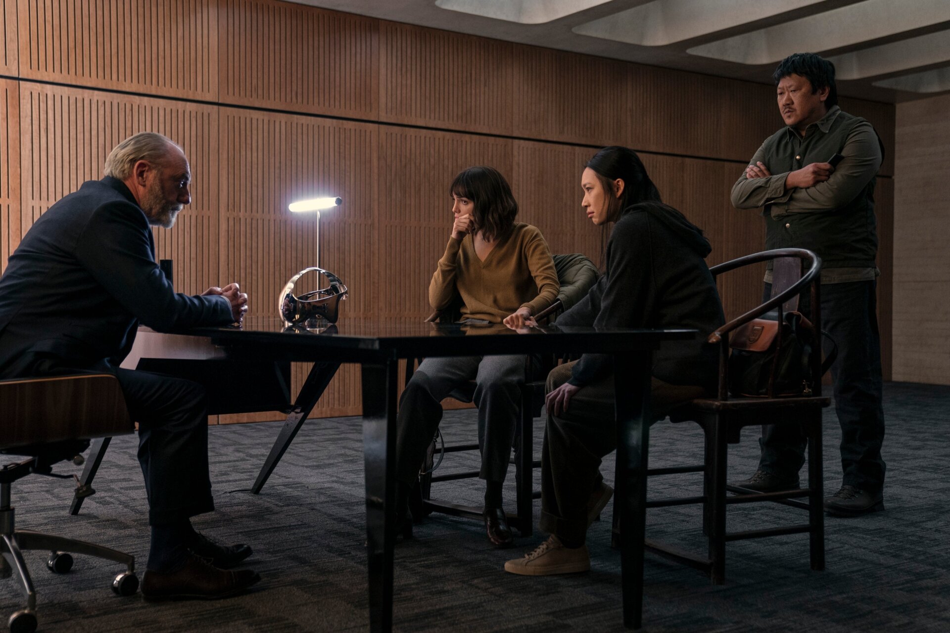 Liam Cunningham als Wade, Eiza González als Auggie, Jess Hong als Jin und Benedict Wong als Clarence.