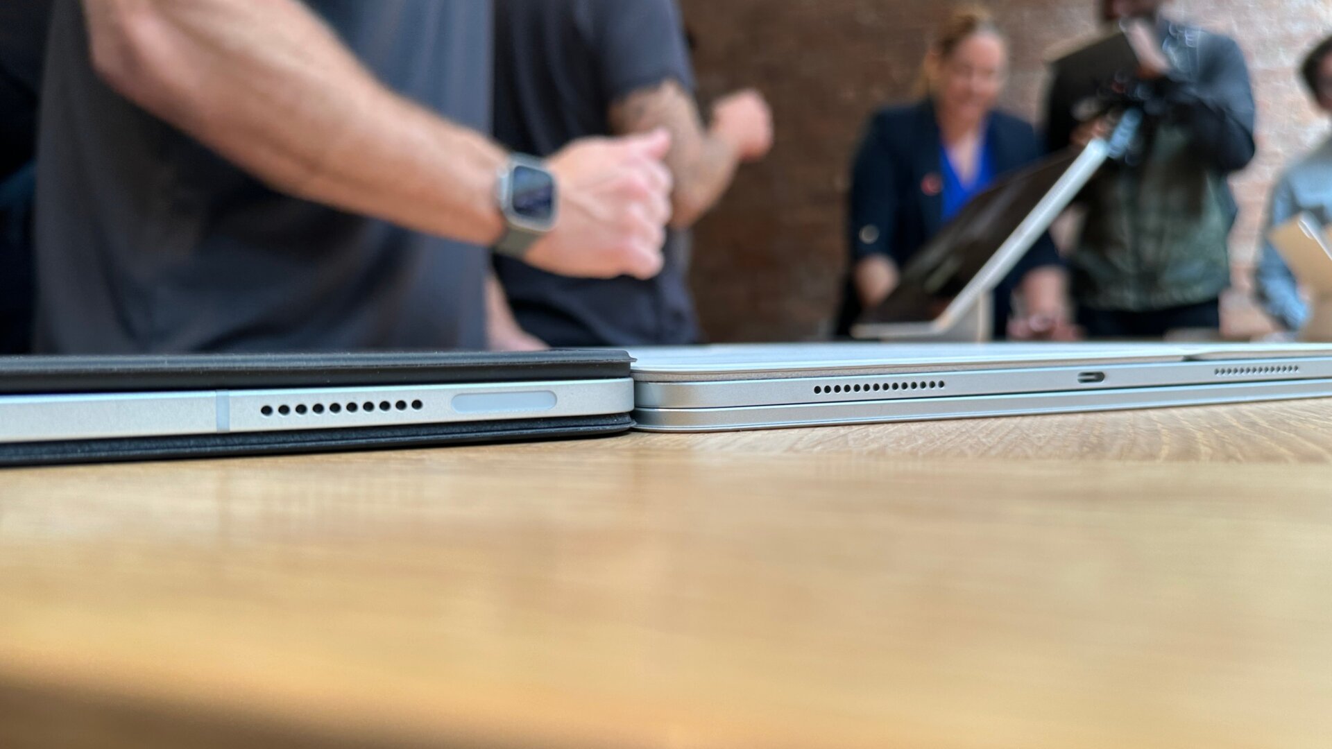 iPad Airs sind mit 599 USD für das 11-Zoll-Modell bzw. 799 USD für das 13-Zoll-Modell, beide mit 128 GB Speicher, offensichtlich die preisgünstigere Option der beiden. Für 1.099 USD bzw. 1.299 USD können Sie auf bis zu 1 TB aufrüsten, was mehr ist als bisher erhältlich war. Wenn Sie mobile Daten nutzen möchten, kostet es zusätzlich 150 USD.