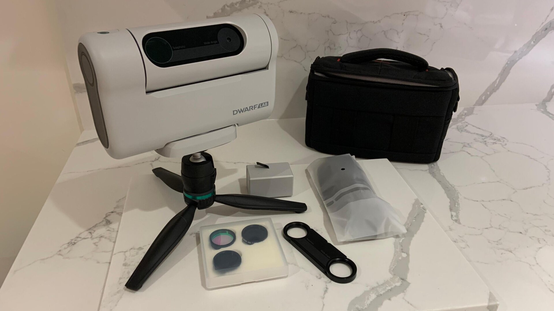 Die Deluxe-Version wird mit einer schwarzen Tragetasche, einem wiederaufladbaren Akku, einer 64-MB-microSD-Karte, einem Mini-Stativ, einem zusätzlichen Akku usw. geliefert UCH-Filter gegen Lichtverschmutzung, ein Paar Solarfilter (passend zu den beiden Linsen) und der Filteradapter.