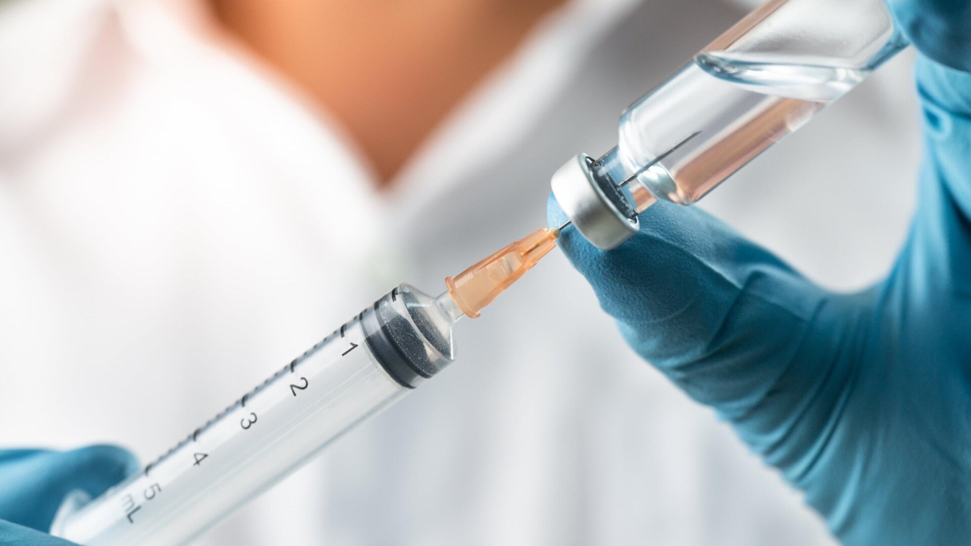 Ein Mitarbeiter im Gesundheitswesen bereitet eine Impfung vor.