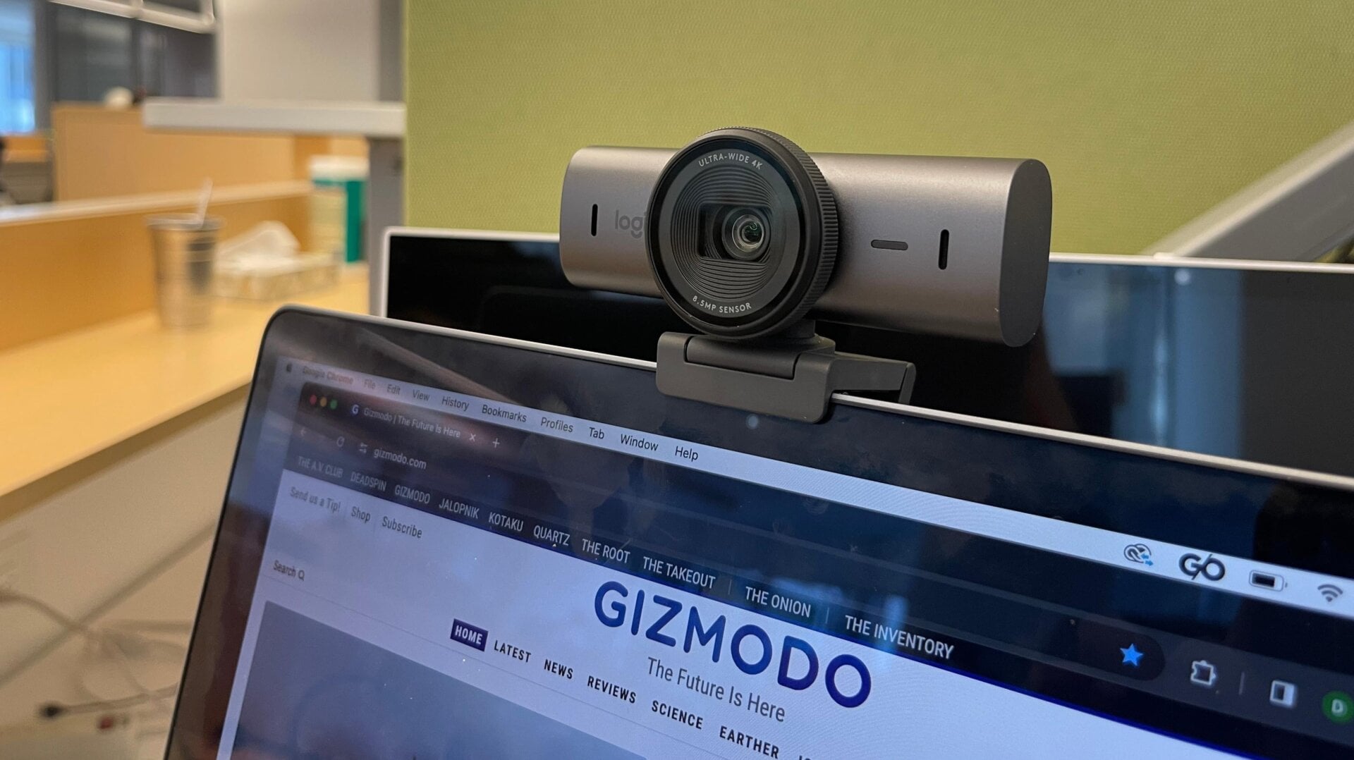 Der MX Brio wird magnetisch an seiner Halterung befestigt, eine nicht magnetische Verbindung mit einem Stativ ist jedoch ebenfalls möglich. 