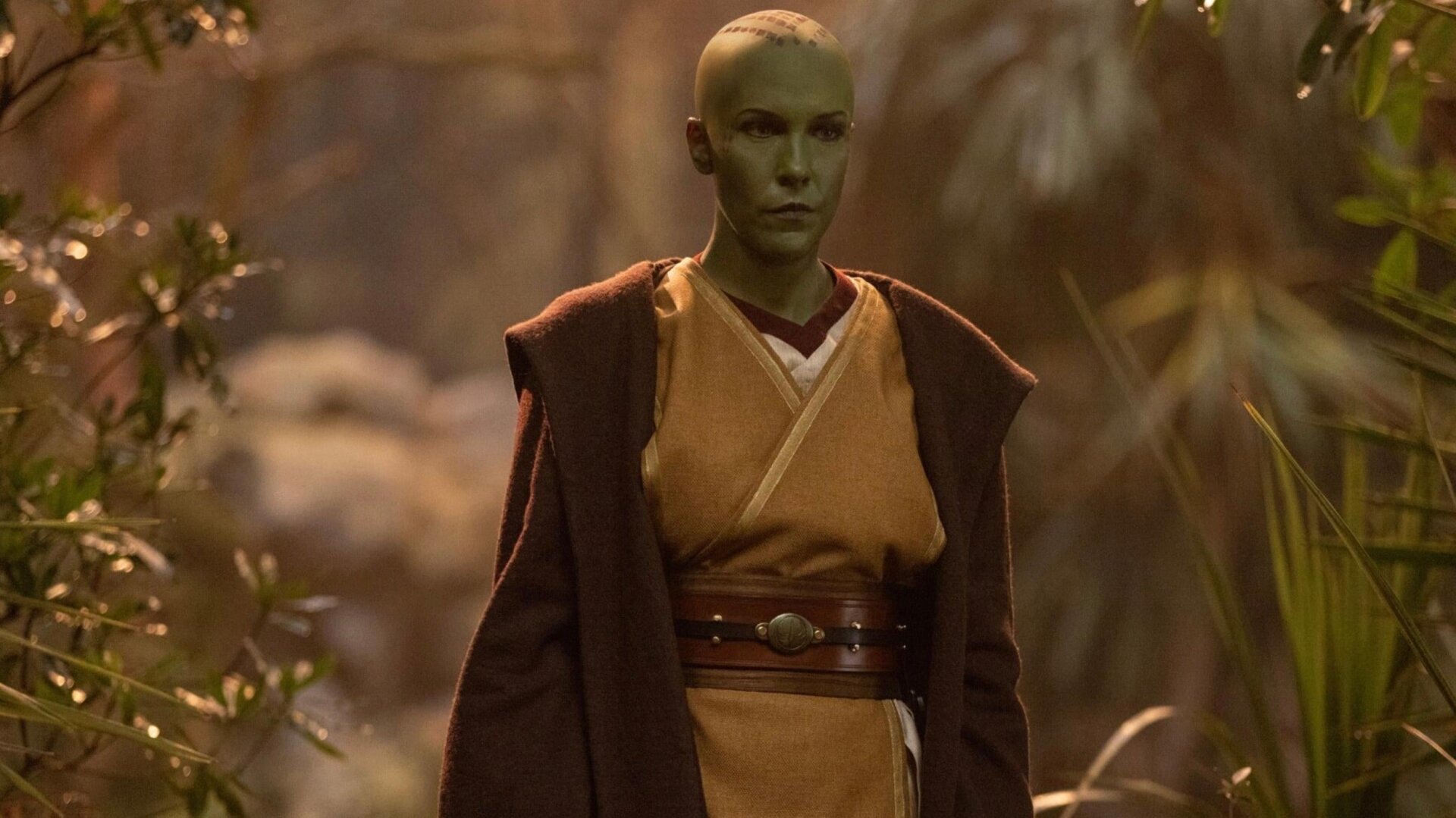 Jedi-Meisterin Vernestra Rwoh, wie sie in „The Acolyte“ auftritt. Sie wird von Rebecca Henderson gespielt