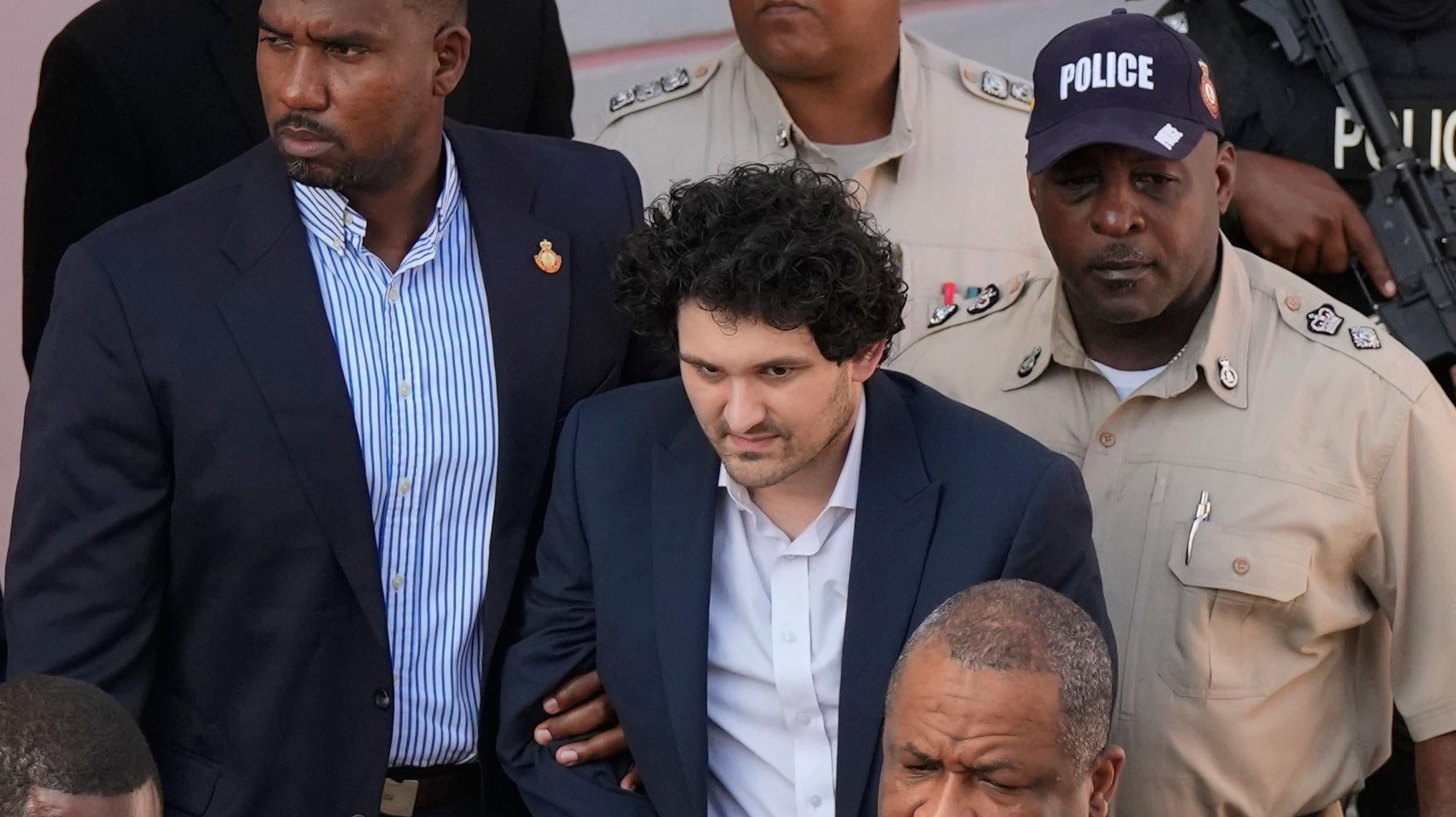 FTX-Gründer Sam Bankman-Fried (Mitte) wird aus einem Gericht in Nassau, Bahamas, eskortiert, bevor er im Dezember an die USA ausgeliefert wurde . 19, 2022.