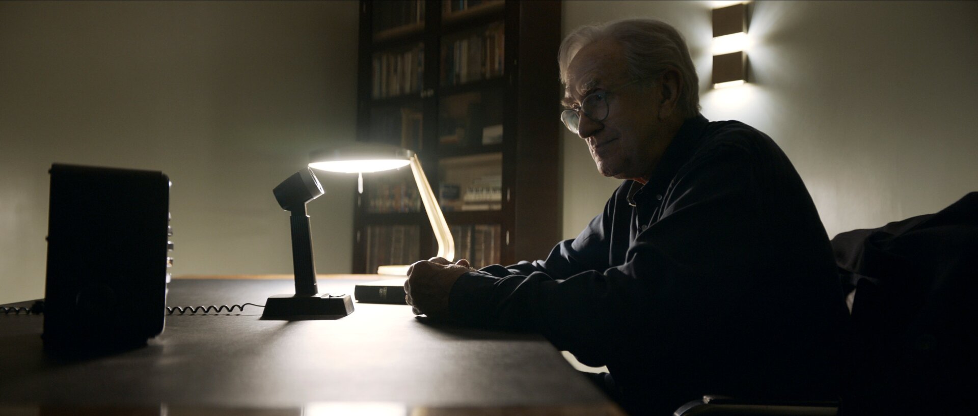 Jonathan Pryce als Mike Evans.