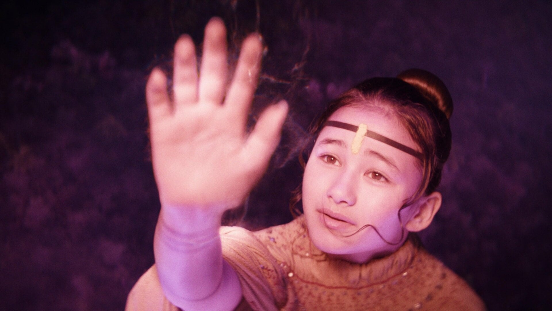 Jia hält die Spoilerwarnung hoch.