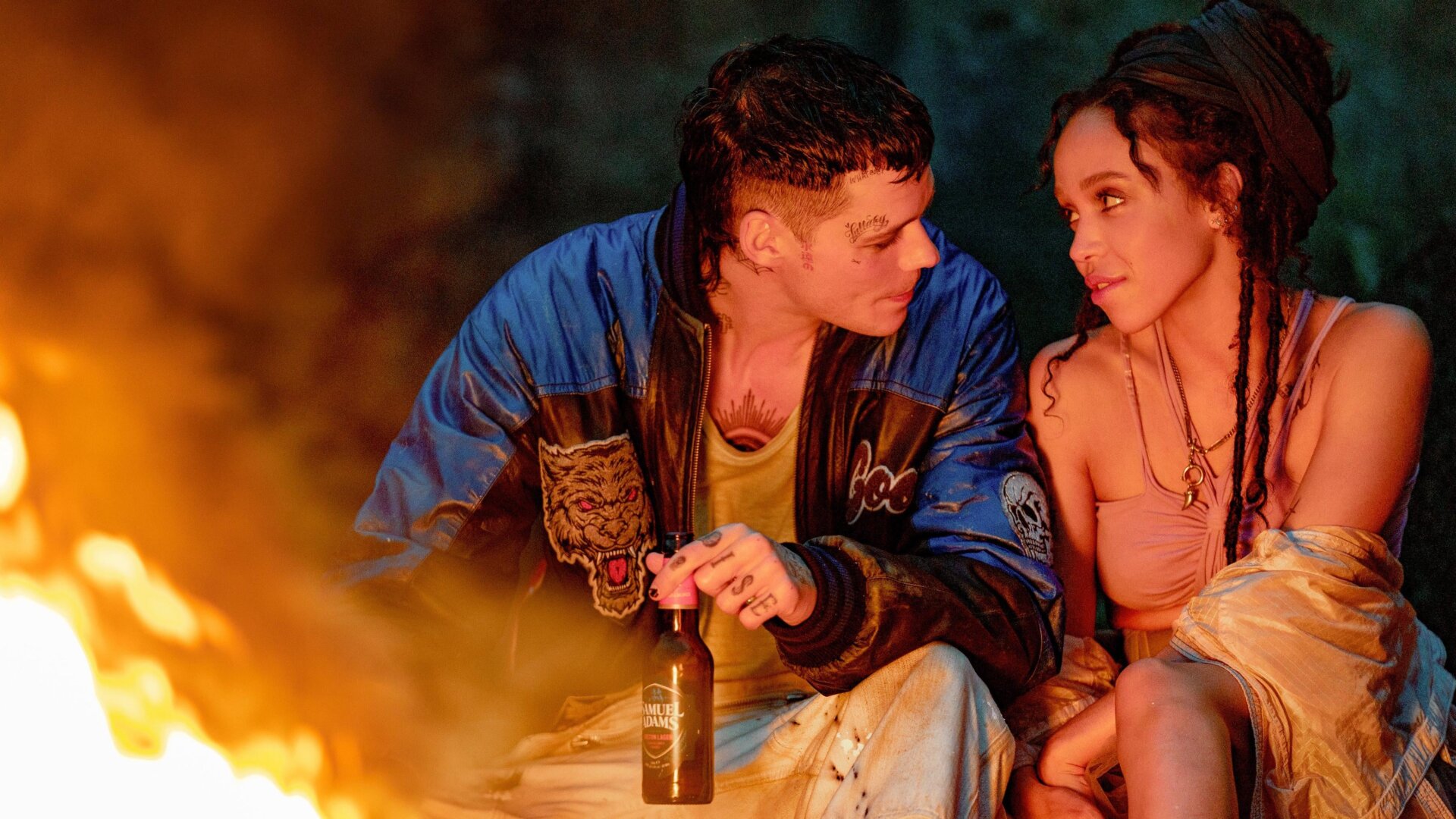 Bill Skarsgård und FKA twigs in Die Krähe.