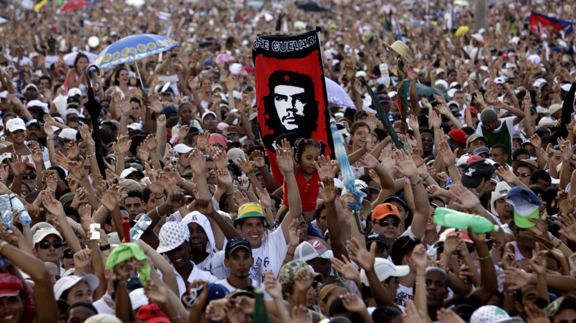 Auf diesem Aktenfoto hält eine Person ein Banner von Che Guevara beim Konzert „Frieden ohne Grenzen“ auf dem Platz der Revolution in Havanna Kuba am 20. September 2009.