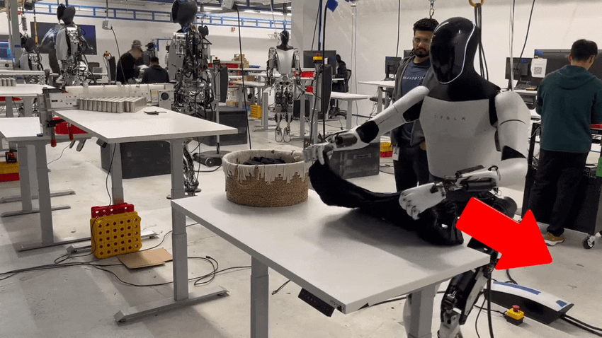 Ein im Januar von Elon Musk veröffentlichtes Video mit einem roten Pfeil, der den Teleoperator des Roboters zeigt 