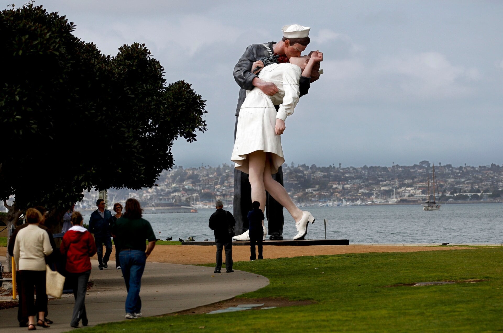 Dieses Aktenfoto vom 13. Februar 2012 zeigt die Statue mit dem Titel „Bedingungslose Kapitulation“ in San Diego. Die Statue wurde dem Foto nachempfunden von Alfred Eisenstaedt, aufgenommen am Times Square am VJ-Tag am Ende des Zweiten Weltkriegs 