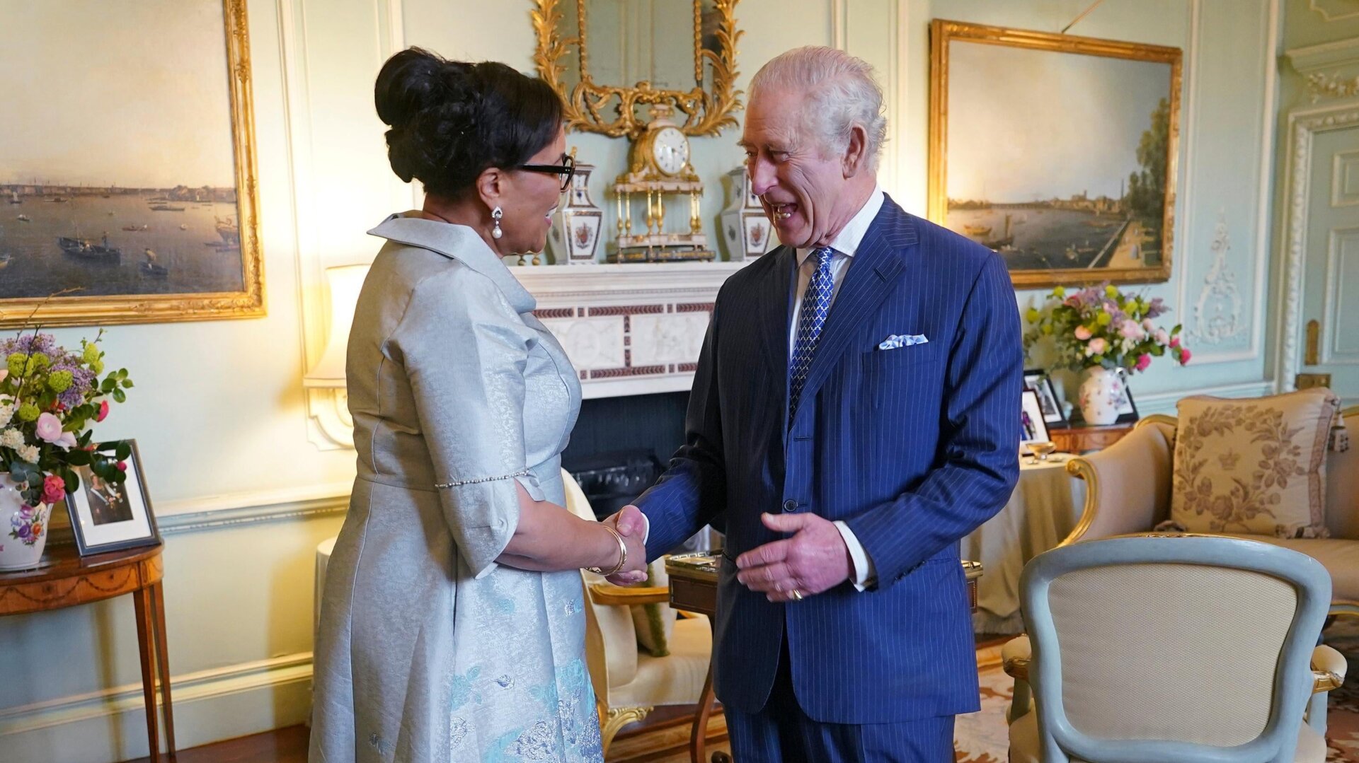 König Karl III. trifft sich am 13. März 2024 mit der Generalsekretärin des Commonwealth, Baroness Scotland of Asthal, im Buckingham Palace in London.