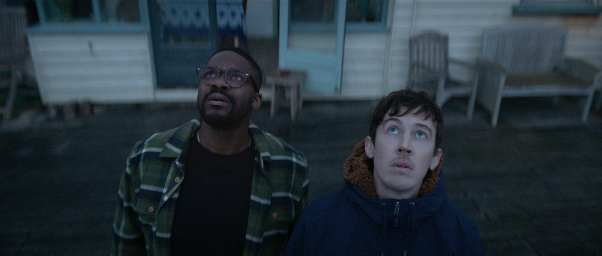 Jovan Adepo als Saul und Alex Sharp als Will.