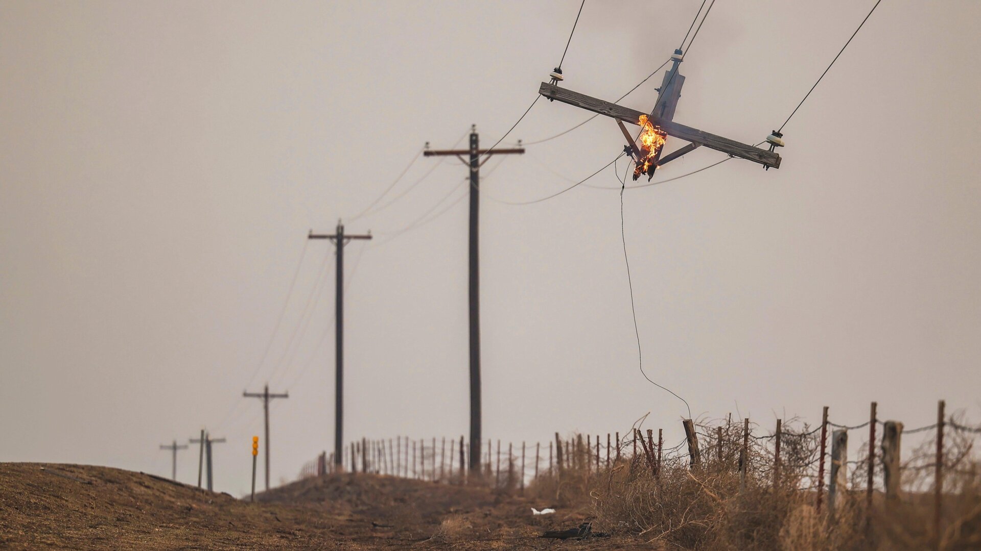 Ein Telefonmast brennt durch den Brand von Smokehouse Creek, Mittwoch, 28. Februar 2024, in Kanada, Texas.