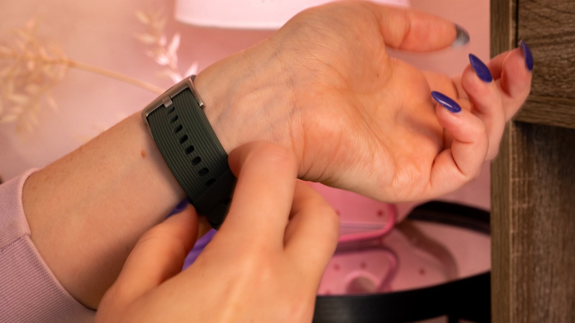 Ich trage die OnePlus Watch 2 oft locker, um ein angenehmes Tragegefühl zu haben.
