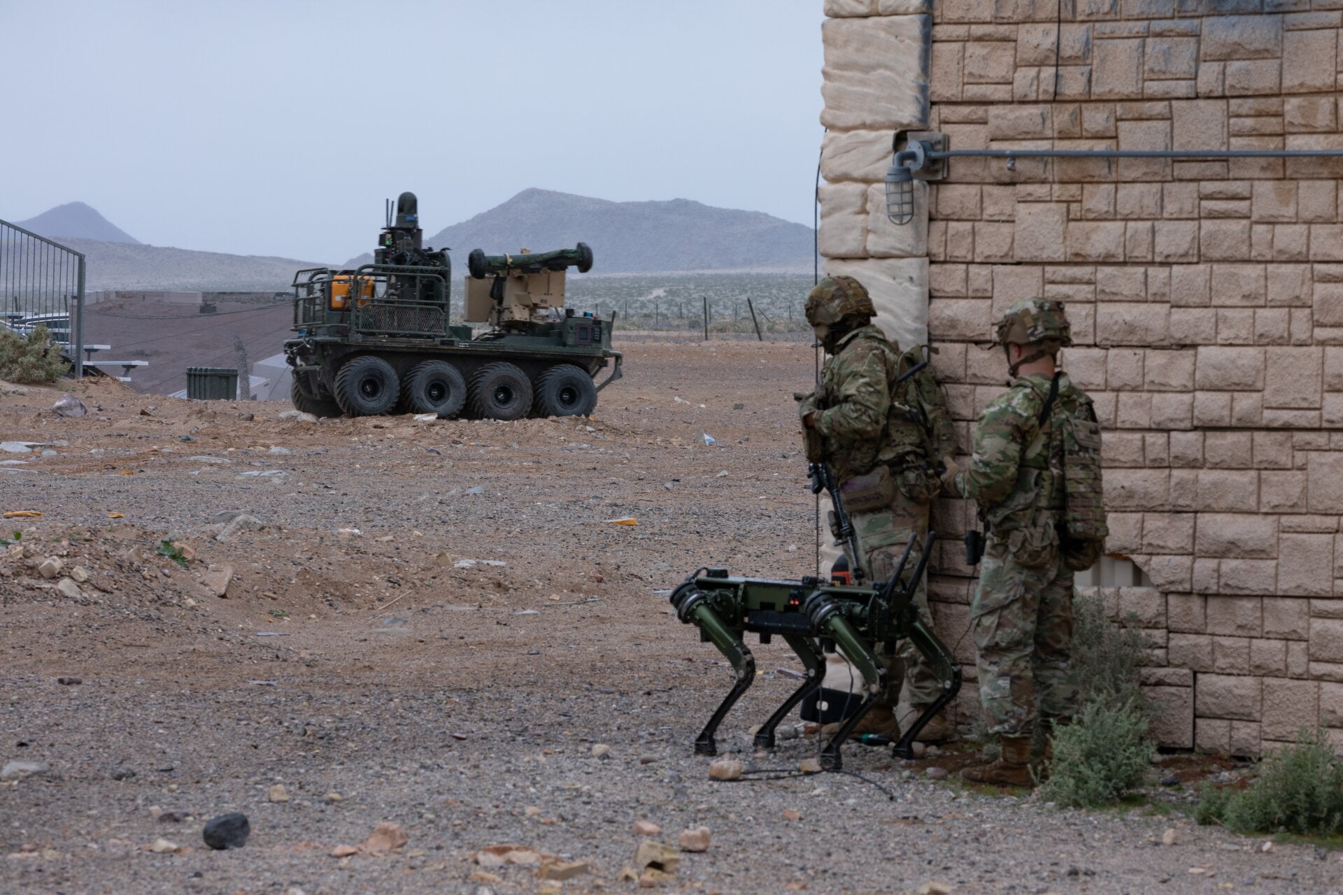 US-Soldaten, die dem 1. Bataillon des 29. Infanterieregiments mit Sitz in Fort Moore, Georgia, zugeteilt sind, nehmen an einer menschlichen Maschine teil Integrationsdemonstration mit dem Ghost Robotic Dog und dem Small Multipurpose Equipment Transport (SMET) der neuen US Army Projekt Konvergenz - Capstone 4 in Fort Irwin, Kalifornien, 15.März 2024.