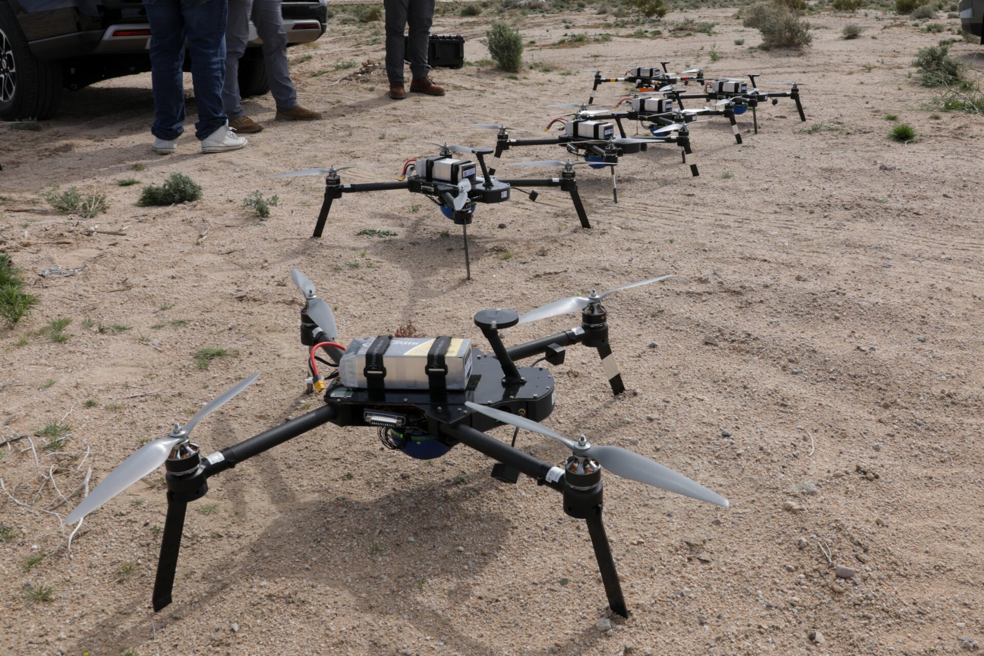 Das unbemannte Flugzeugsystem HIVE bereitet sich auf den Flug während eines Experiments zur Mensch-Maschine-Integration im Rahmen des Projekts Convergence – Capstone 4 in Fort Irwin vor.  Kalifornien, 11.März 2024. 