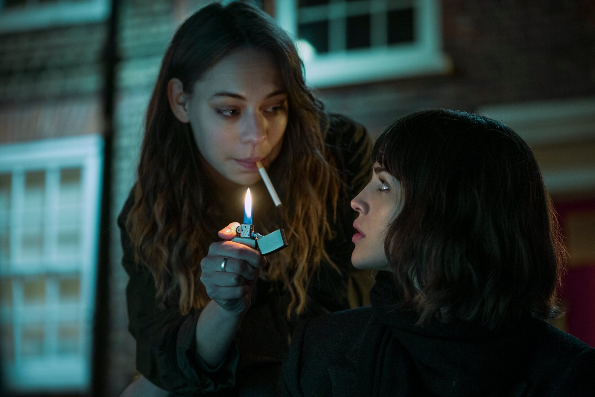Marlo Kelly als Tatiana mit Eiza González als Auggie.