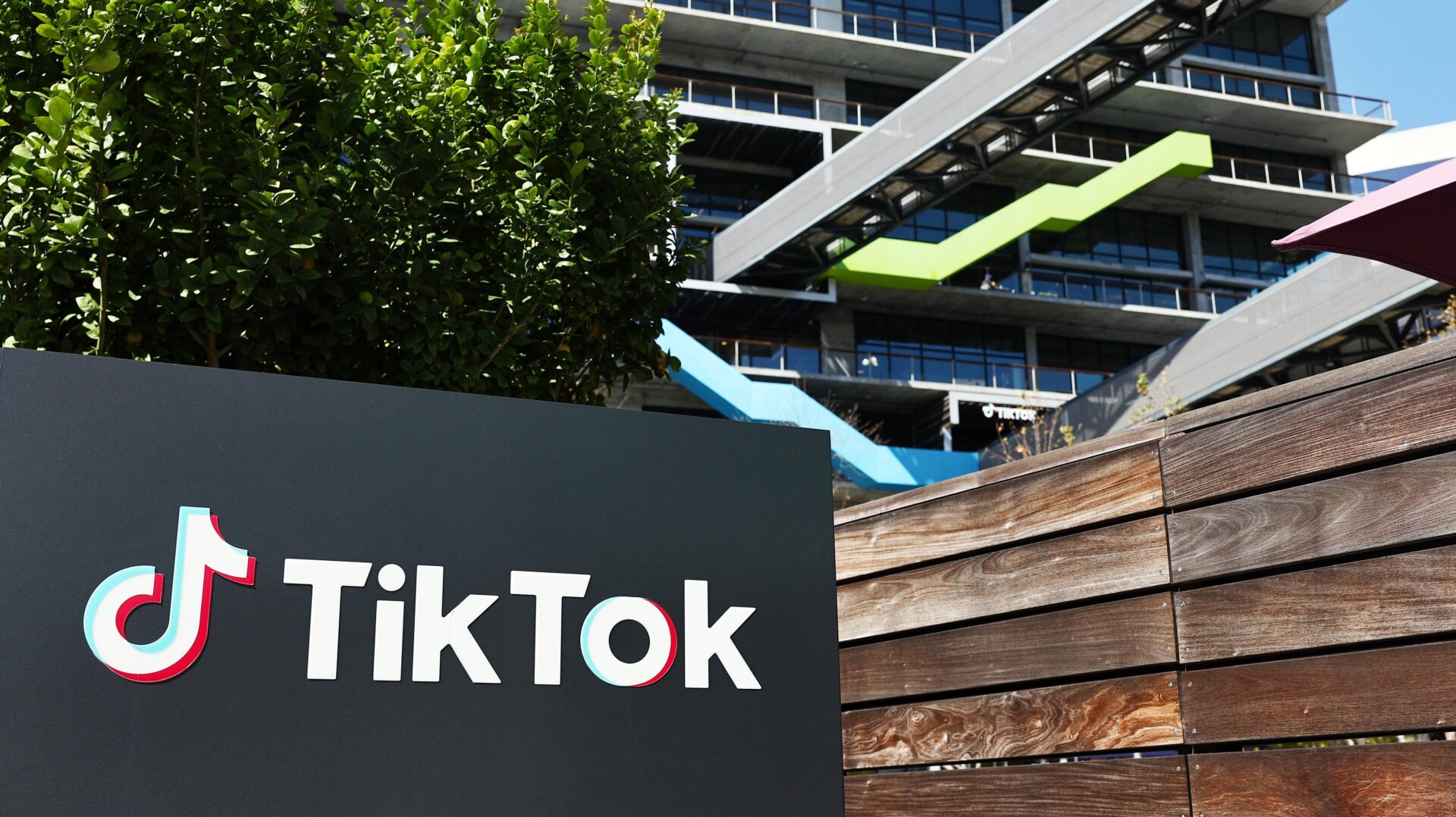 Das TikTok-Logo wird am 12. März 2024 vor den TikTok-Büros in Culver City, Kalifornien, angezeigt.