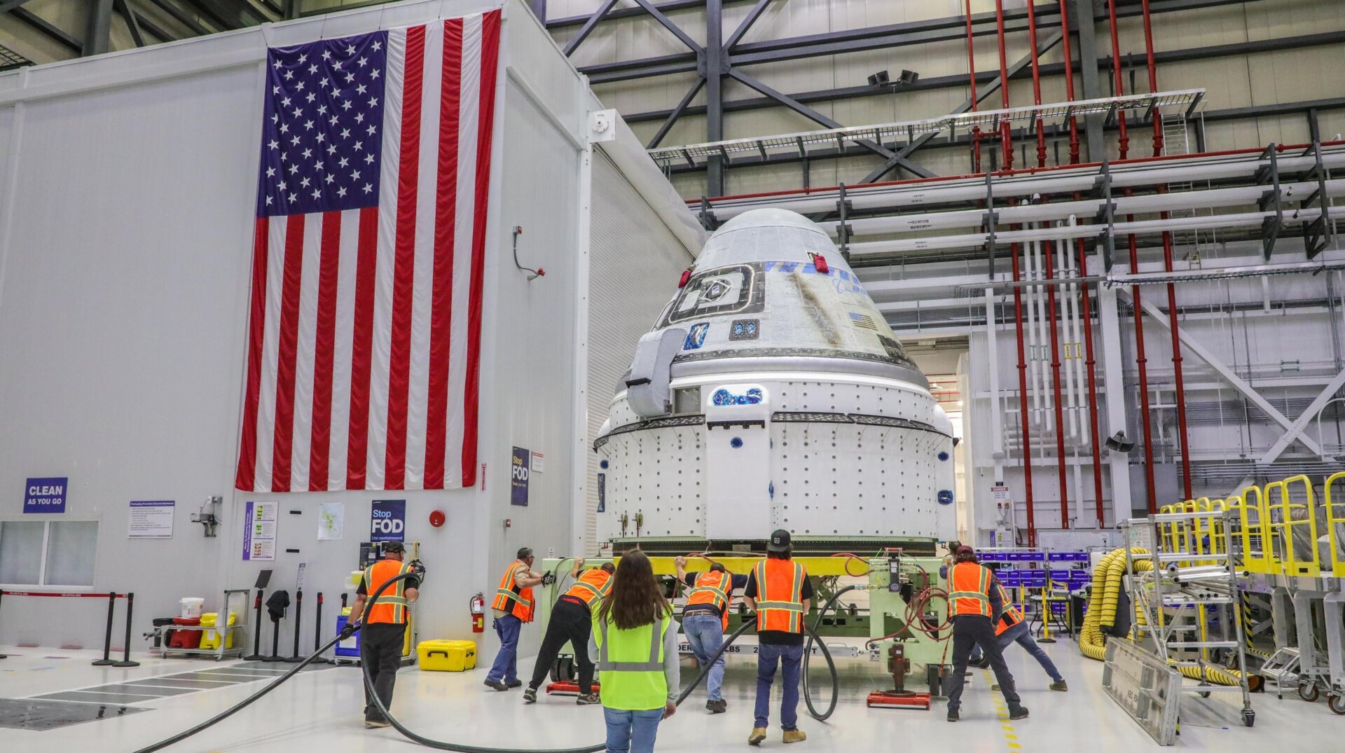Die Teams haben mit der Betankung der Starliner-Raumsonde im Kennedy Space Center in Florida begonnen.