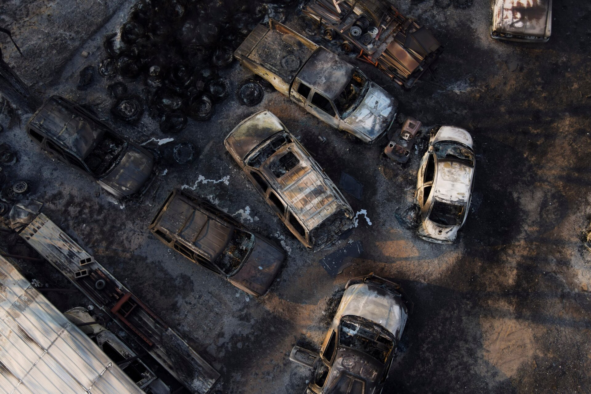 Verkohlte Fahrzeuge stehen am Mittwoch, 28. Februar 2024, in einer Karosseriewerkstatt, nachdem das Grundstück durch den Brand von Smokehouse Creek niedergebrannt ist in Kanadisch,  Texas.