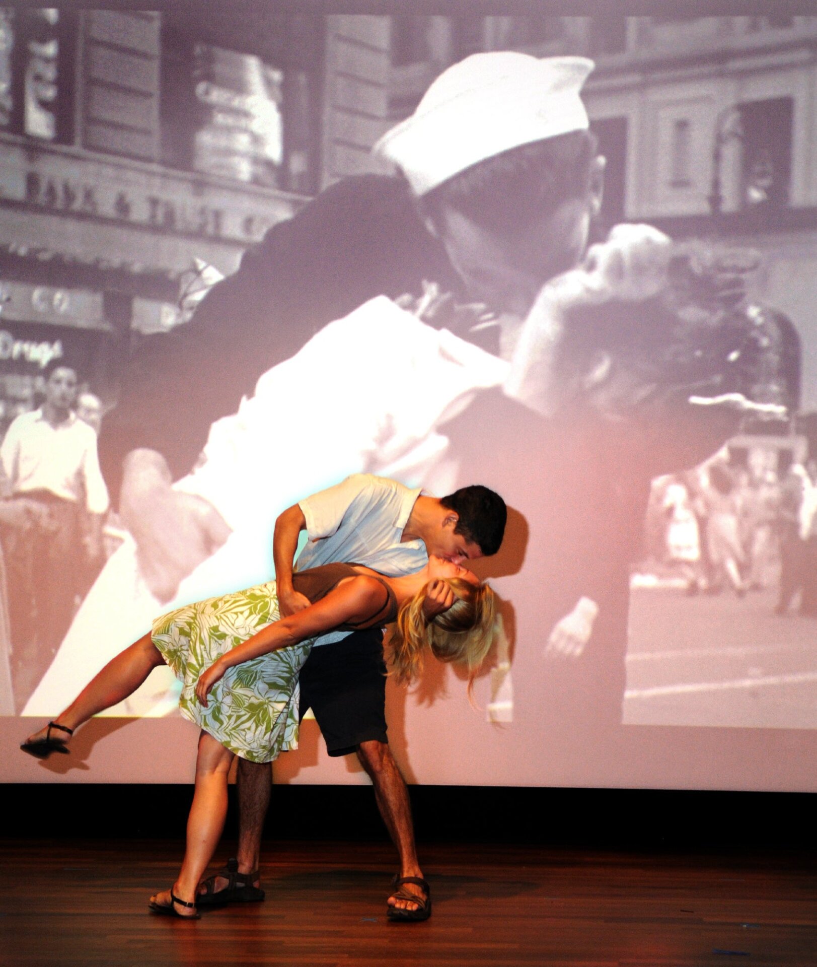 Die New-Orleans-College-Studenten Jacques Metevier und Katie Peterson belegten beim VJ-Day-Kusswettbewerb beim National World War II den zweiten Platz Museum in New Orleans, LA., Samstag, 14.August 2010. Der Wettbewerb zielte darauf ab, das ikonische Foto von Alfred Eisenstaedt nachzubilden am Times Square in New York City 
