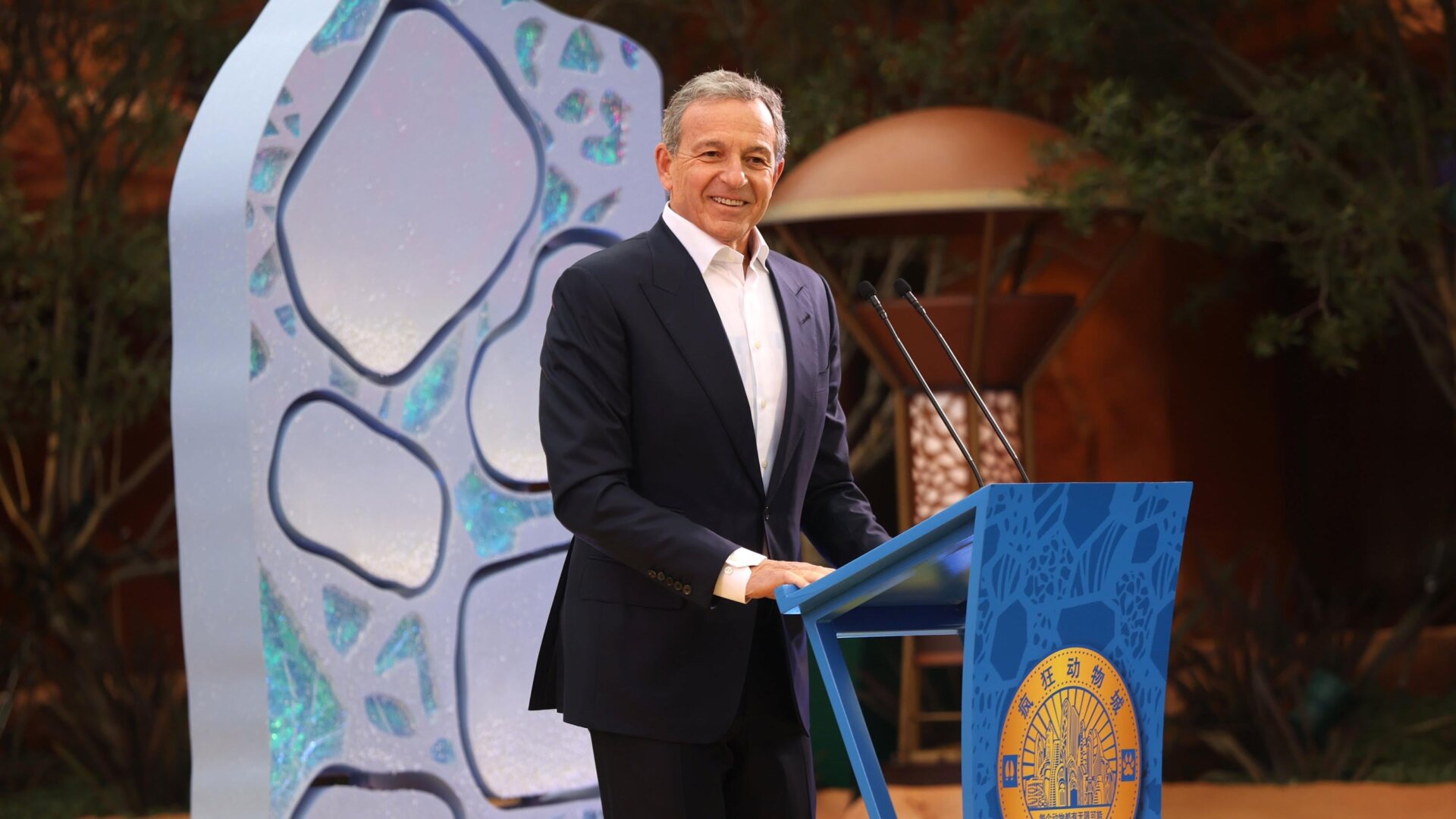 Bob Iger, CEO der Walt Disney Company, spricht während der großen Eröffnungsfeier des Shanghai Disney Resort Zootopie-Themenbereich 19. Dezember 2023.