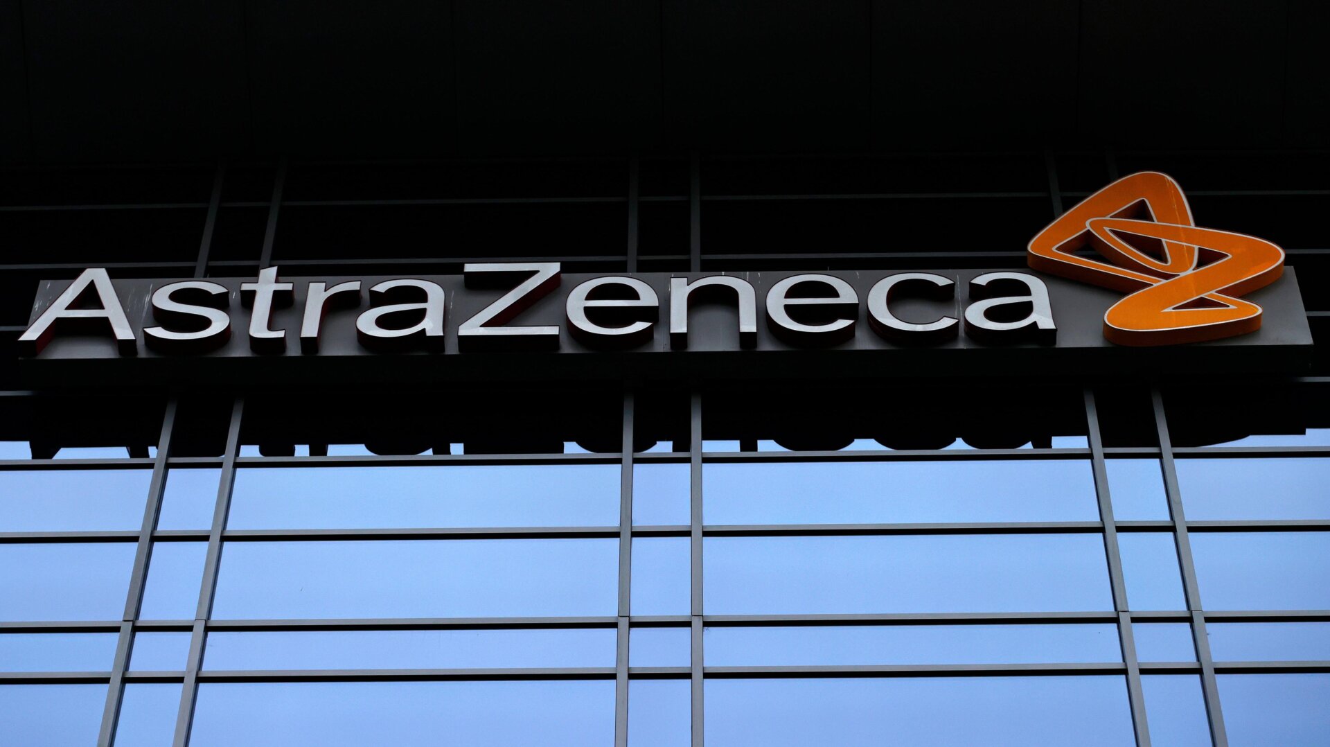 AstraZeneca-Beschilderung vor einem Bürogebäude, Dienstag, 26. Dezember 2023, im Süden von San Francisco, Kalifornien.