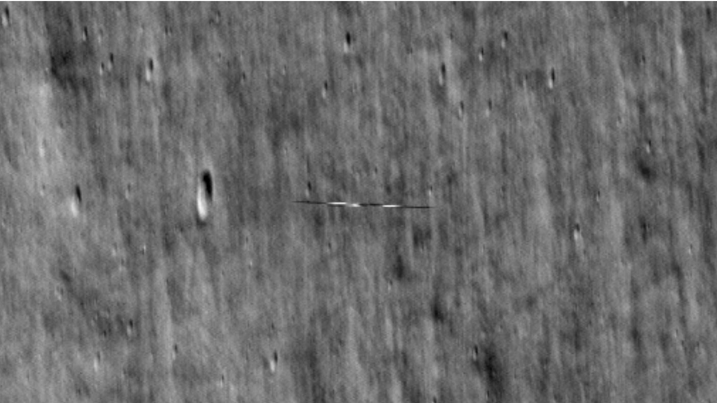 Das LRO der NASA hat dieses Bild des Mondorbiters Danuri aus einer Entfernung von etwa 4 km aufgenommen.