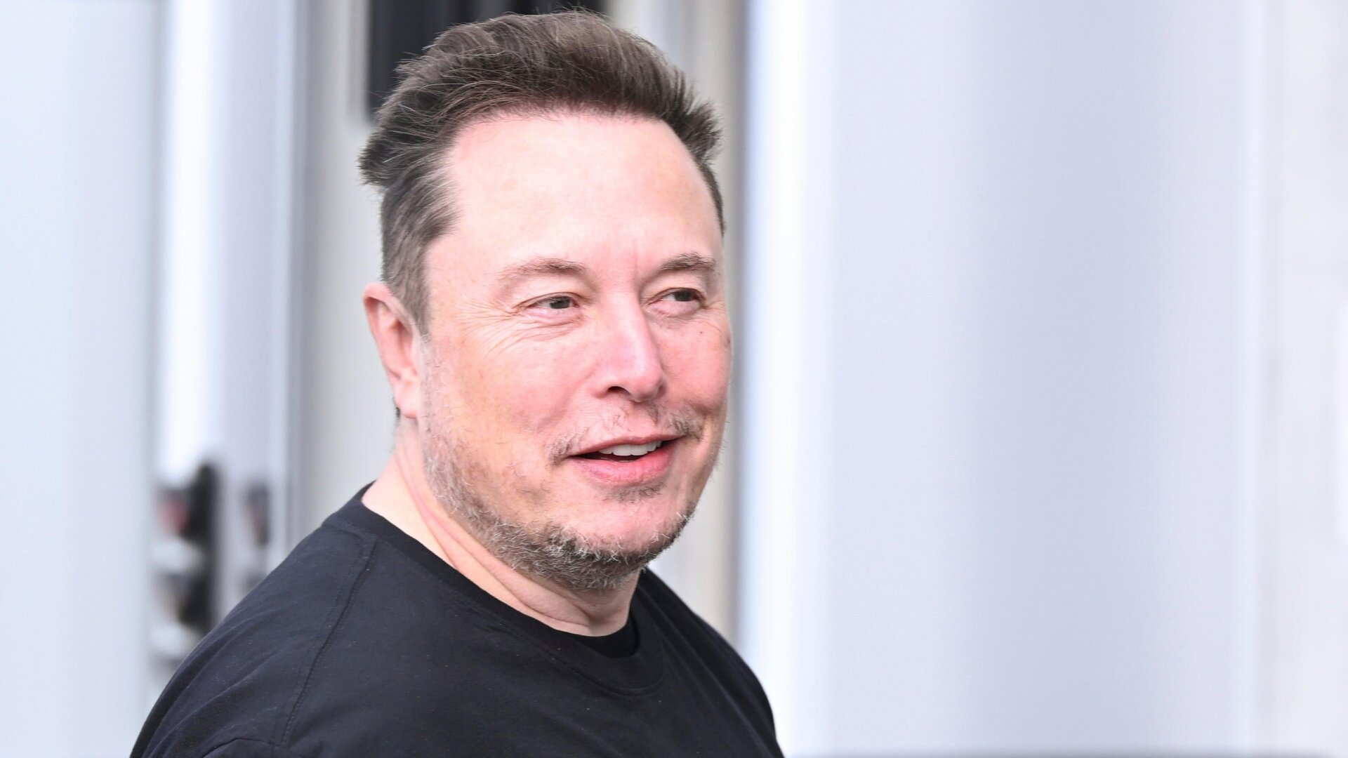 Tesla-CEO Elon Musk verlässt die Tesla-Gigafactory Berlin-Brandenburg am 13. März 2024.