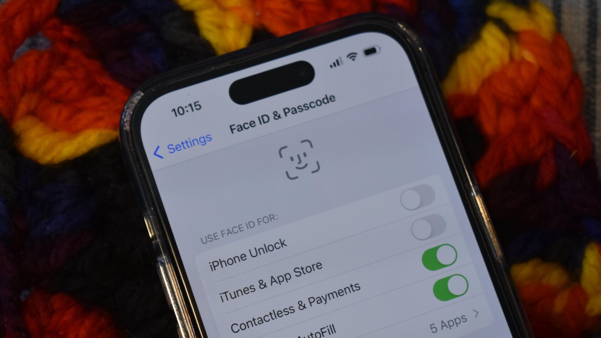 Die Entsperrung von Telefonen per FaceID und Daumenabdruck mag praktisch sein, könnte der Polizei jedoch auch Zugriff auf Ihr gesamtes digitales Leben gewähren.