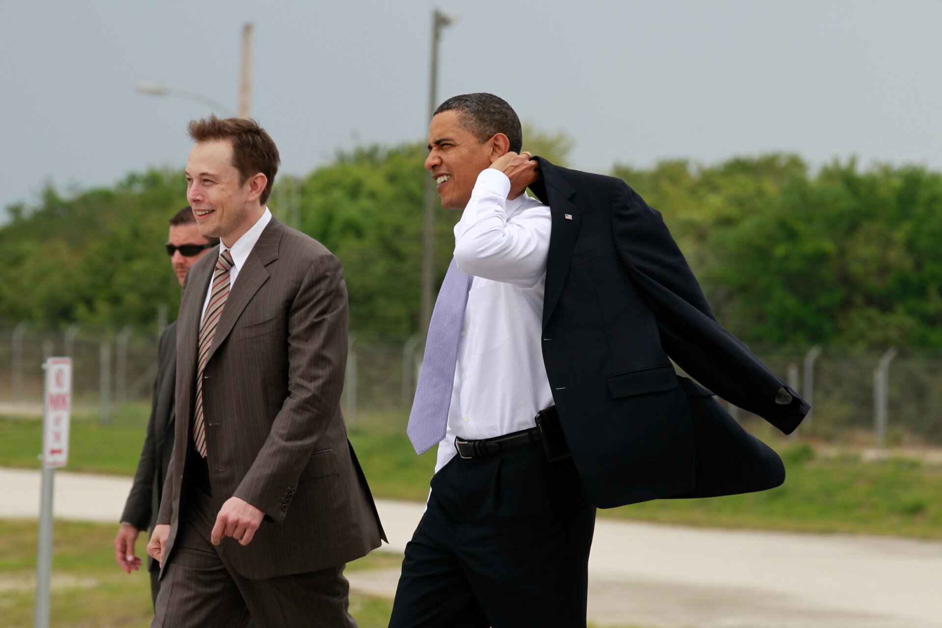Präsident Barack Obama sieht sich am Donnerstag, den 15. April 2010 zusammen mit SpaceX-CEO Elon Musk im Kennedy Space Center die Trägerrakete Falcon 9 an.