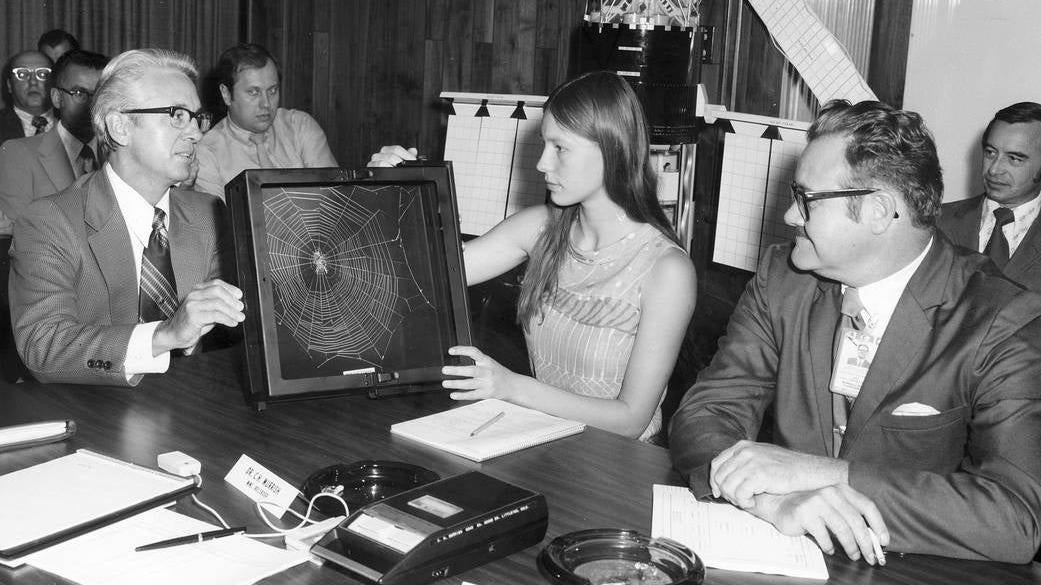 Die High-School-Schülerin Judith Miles schlägt 1972 ihr Skylab-Spinnennetz-Weltraumexperiment vor.